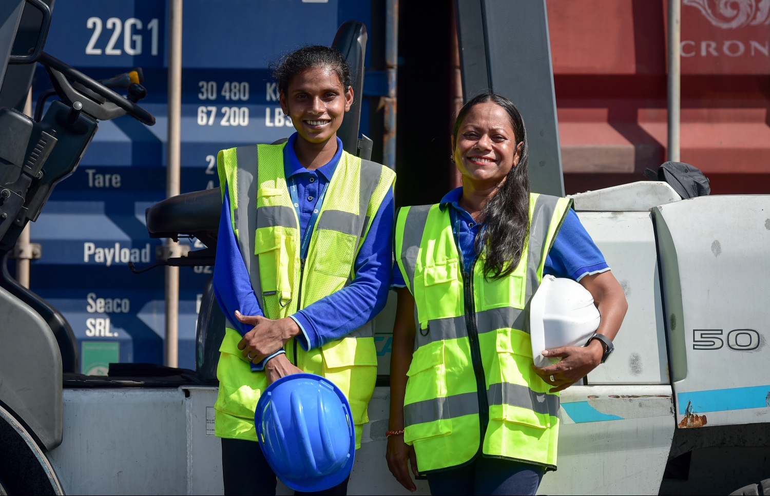 ފަރާ (ކ) އާއި ސަނާ: މިއީ ރާއްޖޭގައި ބަރު ވެހިކަލް ދުއްވާ ހަމައެކަނި ދެ އަންހެނުން--މިހާރު ފޮޓޯ: ނިޝާން އަލީ