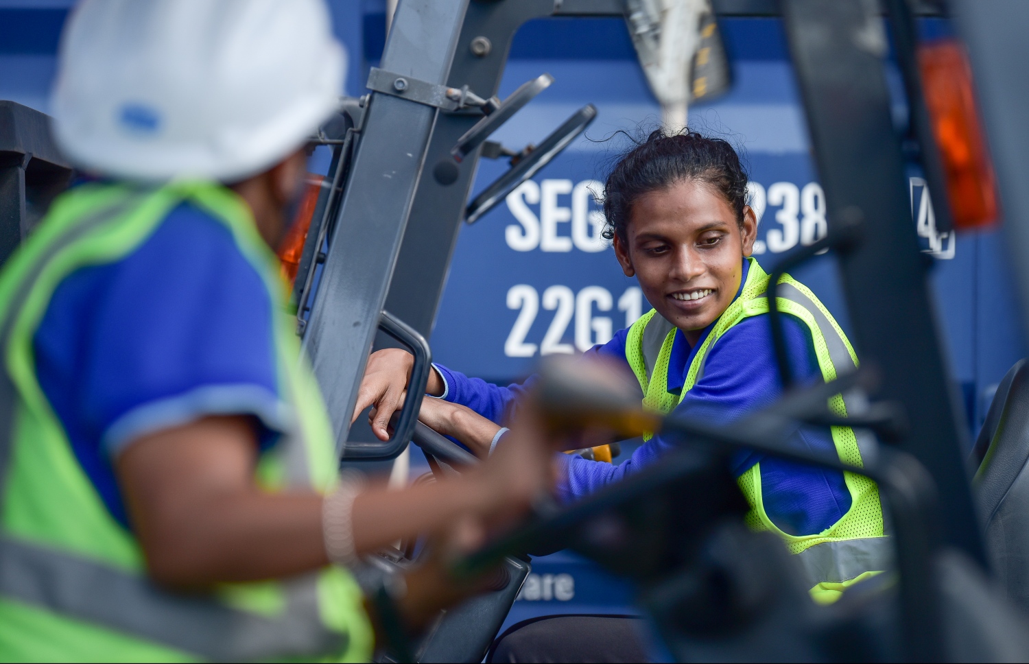 ސަނާ މަސައްކަތުގައި އަރާމުކޮށްލަން ލިބުނު ވަގުތުކޮޅެއް: އޭނާ ބުނީ މަސައްކަތާ މެދު ވަރަށް ހިތްހަމަޖެހޭ ކަމަށް --ފޮޓޯ: ނިޝާން އަލީ/މިހާރު