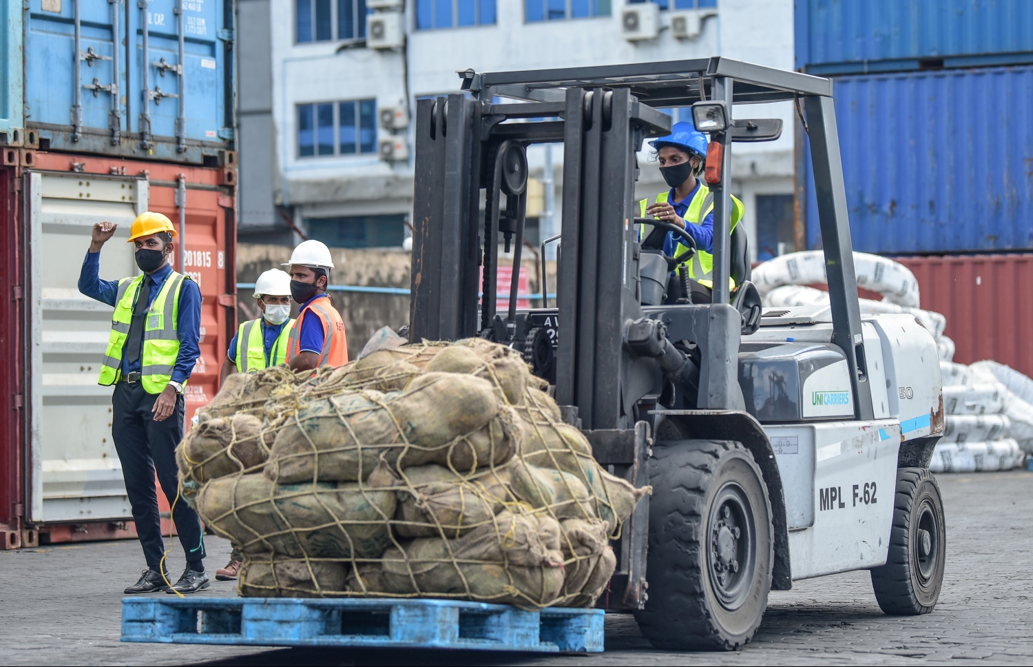 ސަނާގެ ފޯކްލިފްޓަށް މުދާތަކެއް އަރުވައިގެން ގެންދަނީ-- މިހާރު ފޮޓޯ: ނިޝާން އަލީ