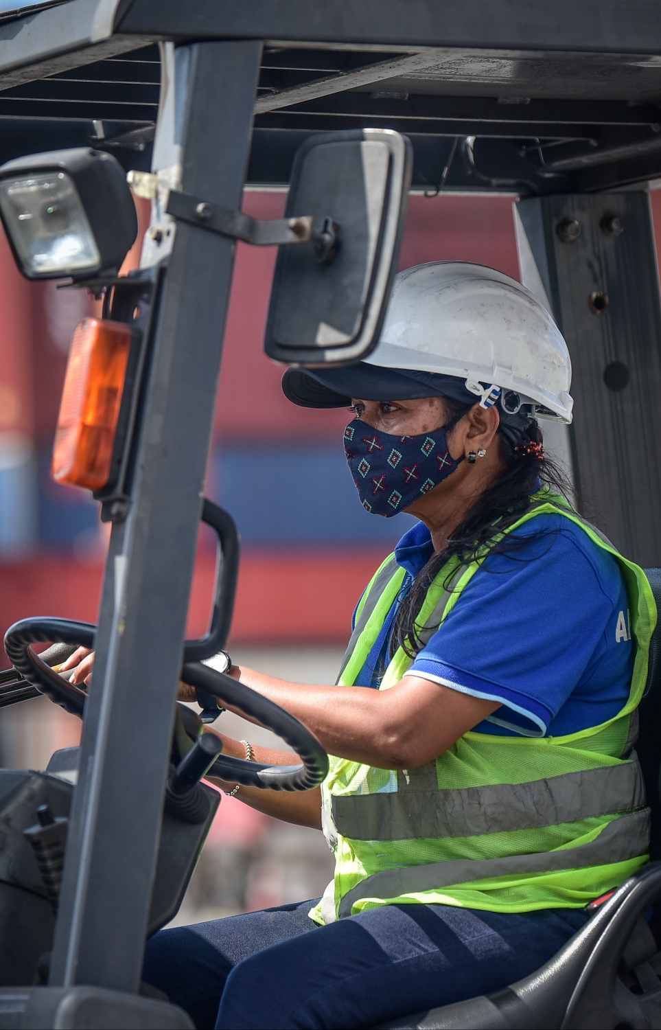 ފަރާ ފޯކްލިފްޓެއް ދުއްވަނީ: އޭނާއަކީ ކުޑައިރުއްސުރެ ވެސް ބަރު ވެހިކަލްތަކަށް ލޯބިކުރި ޒުވާނެއް --މިހާރު ފޮޓޯ: ނިޝާން އަލީ