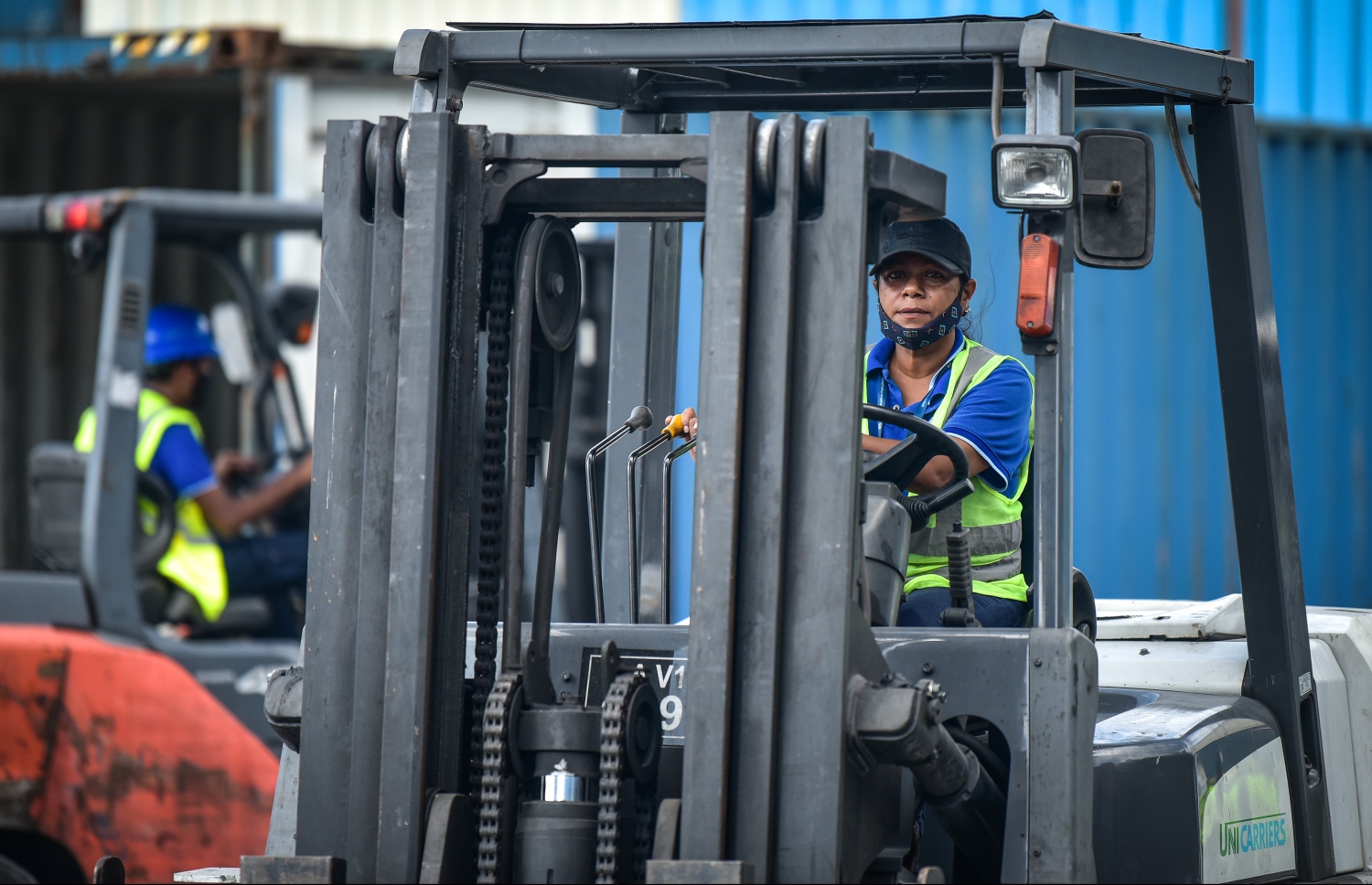 ފޯކްލިފްޓާއި އެކްސްކަވޭޓަރާއި ޑަމްޕަރު ފަދަ އުޅަނދުތައް ދުއްވުމަކީ މިހާރު ސަނާ އާއި ފަރާއަށް އެއްވެސް ކަމެއް ނޫން --މިހާރު ފޮޓޯ: ނިޝާން އަލީ