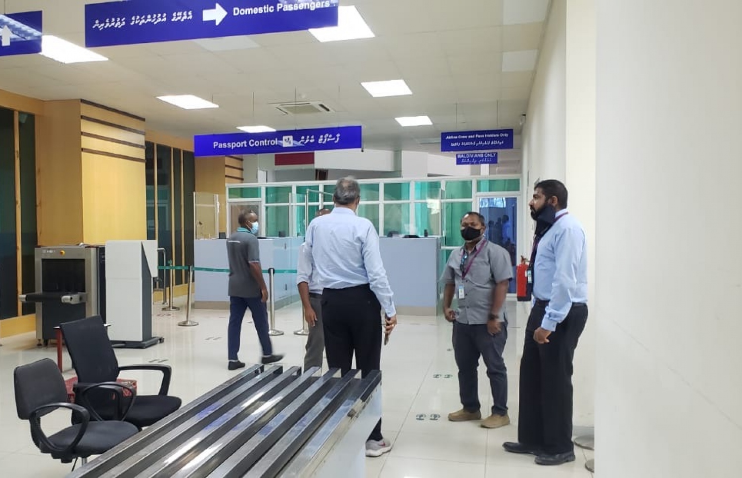 އިންޑިއާގެ ޓީމް އެއާޕޯޓުގެ ޓާމިނަލްތެރެ ބަލާލަނީ- ފޮޓޯ: އިކޮނޮމިކް މިނިސްޓްރީ