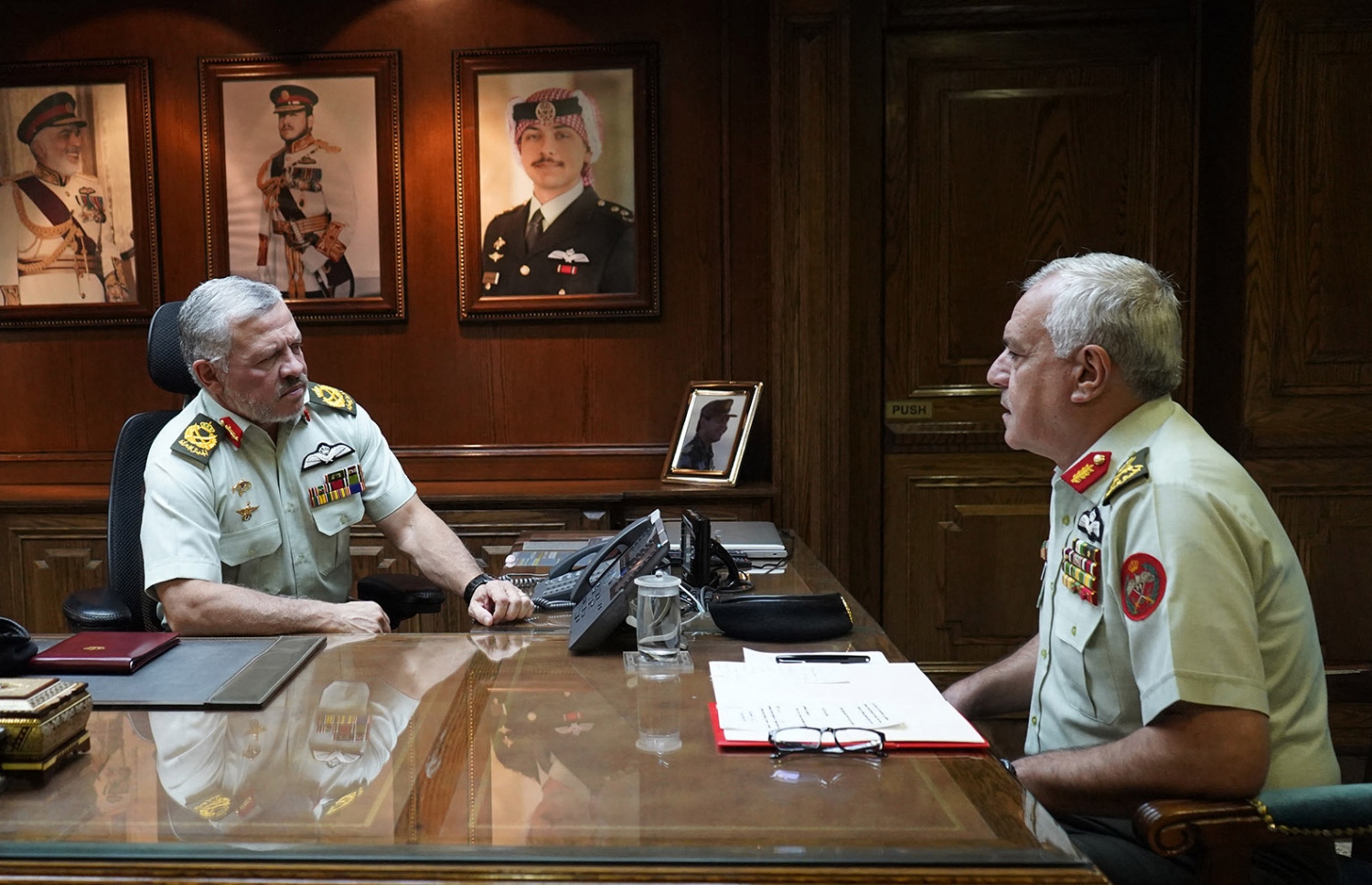 ޖޯޑަންގެ ރަސްގެފާން އަބްދުﷲ (ވ) އާއި ސިފައިންގެ ވެރިޔާ ޖެނެރަލް ޔޫސުފް ހުނެއިތީ ބައްދަލު ކުރައްވަނީ. --ފޮޓޯ:އޭއެފްޕީ