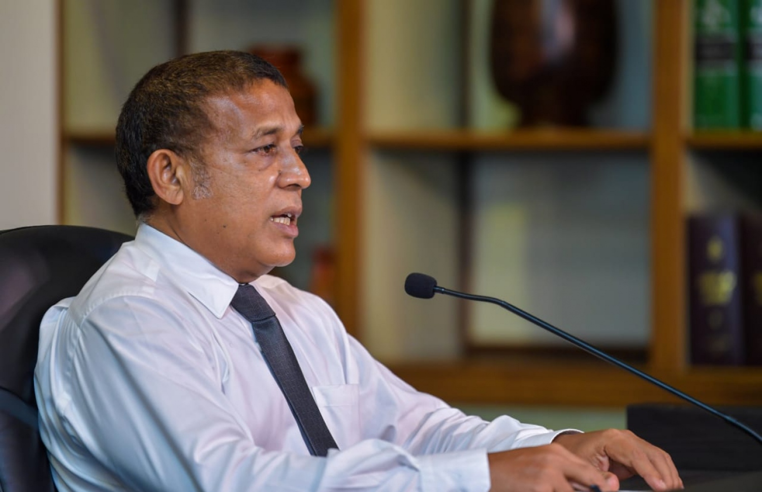 ހައުސިން މިނިސްޓަރު އަސްލަމް ނޫސަްވެރިންނާ ވާހަކަ ދައްކަވަނީ.