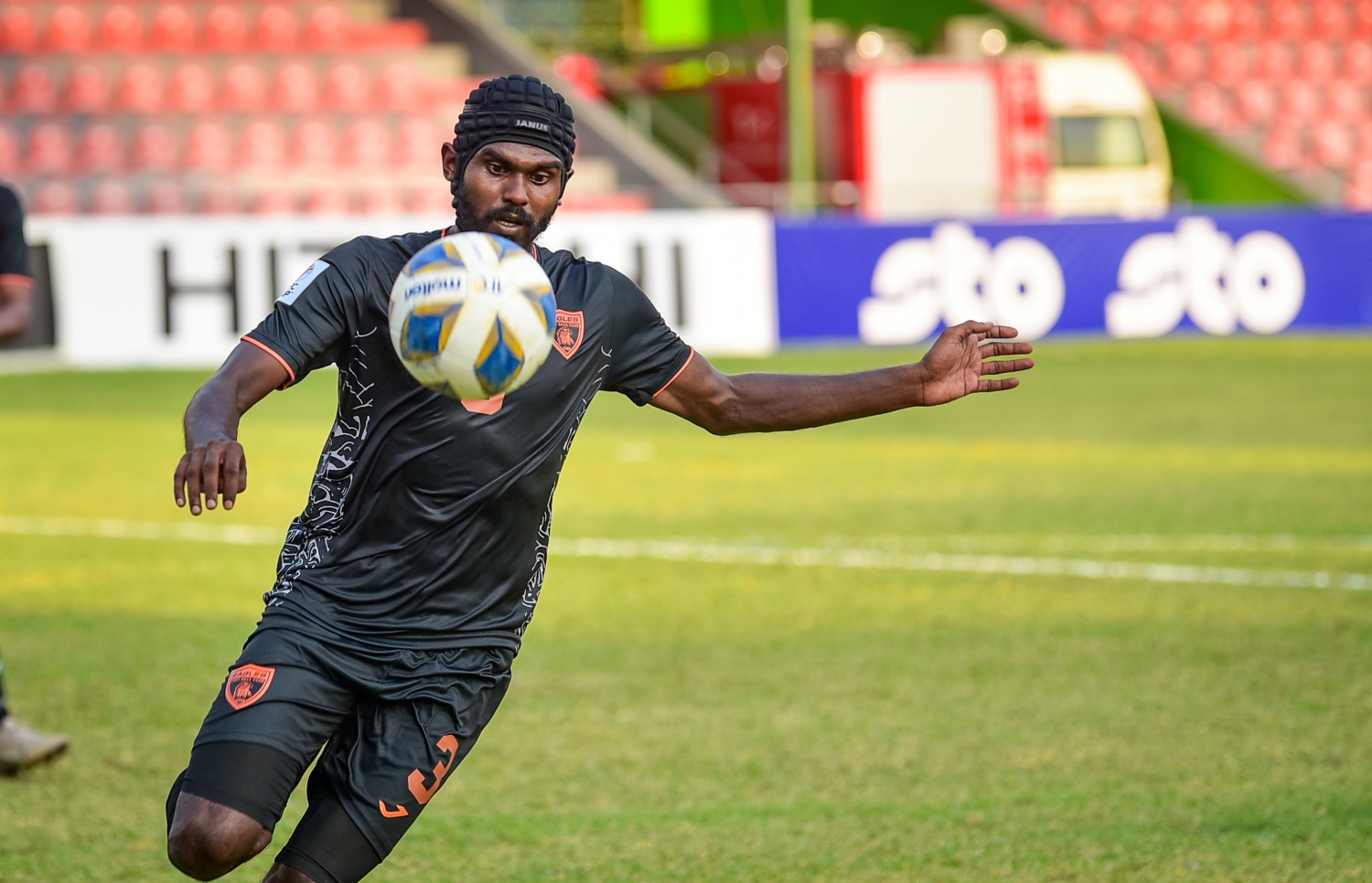 މާލެ: އޭޕްރިލް 8، 2021: އޭއެފްސީ ކަޕް ކޮލިފައިން: އީގަލްސް - ތިމްޕޫ:  ބޫޓާން ތިމްޕޫ ސިޓީ އަތުން 2-0 އިން މޮޅުވެ، ކްލަބް އީގަލްސް ޕްރިލިމިނަރީގެ ދެވަނަ ބުރަށް ވަނީ ދަތުރުކޮށްފައި. މިއީ އީގަލްސްގެ 31 އަހަރުވީ ތާރީހުގައި އެ ޓީމު ކުޅެގެން، ބައިނަލްއަގުވާމީ މޮޅެއް ލިބުނު ފުރަތަމަ ފަހަރު-- ފޮޓޯތައް: ނިޝާން އަލީ /މިހާރު