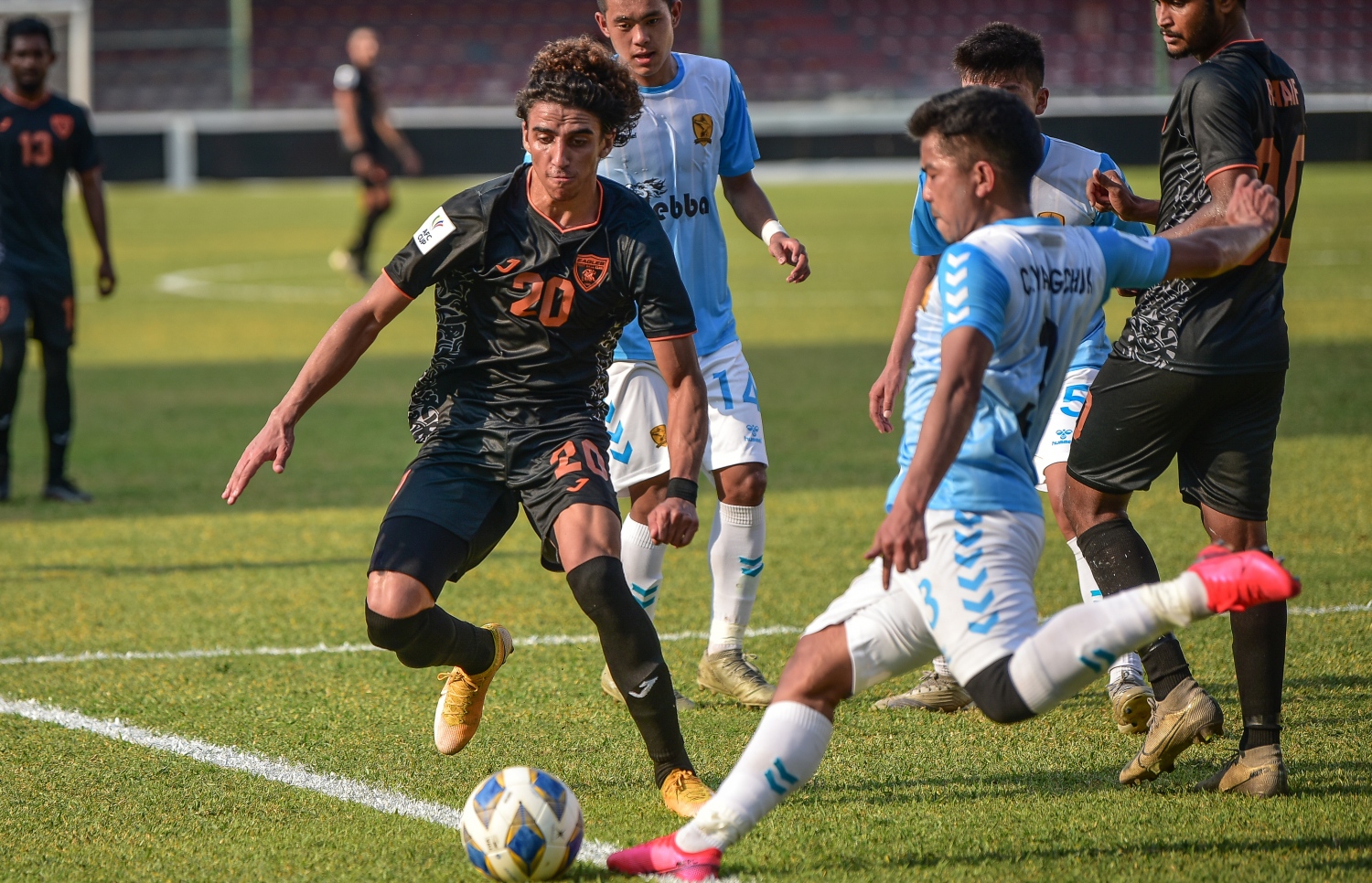 މާލެ: އޭޕްރިލް 8، 2021: އޭއެފްސީ ކަޕް ކޮލިފައިން: އީގަލްސް - ތިމްޕޫ:  ބޫޓާން ތިމްޕޫ ސިޓީ އަތުން 2-0 އިން މޮޅުވެ، ކްލަބް އީގަލްސް ޕްރިލިމިނަރީގެ ދެވަނަ ބުރަށް ވަނީ ދަތުރުކޮށްފައި. މިއީ އީގަލްސްގެ 31 އަހަރުވީ ތާރީހުގައި އެ ޓީމު ކުޅެގެން، ބައިނަލްއަގުވާމީ މޮޅެއް ލިބުނު ފުރަތަމަ ފަހަރު-- ފޮޓޯތައް: ނިޝާން އަލީ /މިހާރު