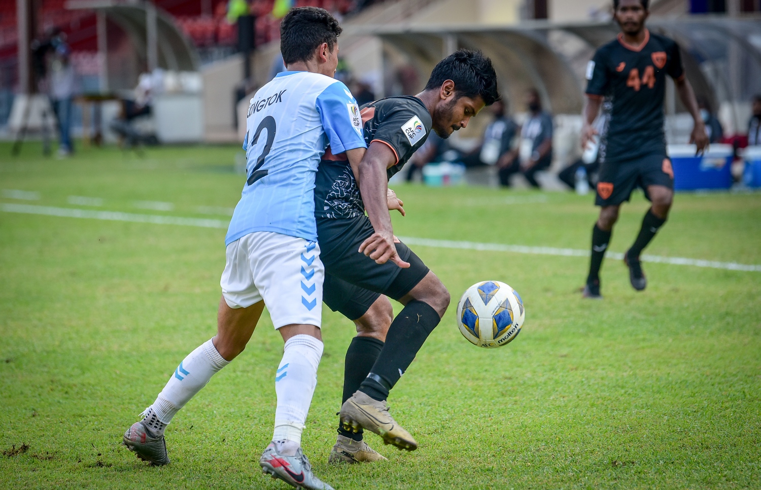 މާލެ: އޭޕްރިލް 8، 2021: އޭއެފްސީ ކަޕް ކޮލިފައިން: އީގަލްސް - ތިމްޕޫ:  ބޫޓާން ތިމްޕޫ ސިޓީ އަތުން 2-0 އިން މޮޅުވެ، ކްލަބް އީގަލްސް ޕްރިލިމިނަރީގެ ދެވަނަ ބުރަށް ވަނީ ދަތުރުކޮށްފައި. މިއީ އީގަލްސްގެ 31 އަހަރުވީ ތާރީހުގައި އެ ޓީމު ކުޅެގެން، ބައިނަލްއަގުވާމީ މޮޅެއް ލިބުނު ފުރަތަމަ ފަހަރު-- ފޮޓޯތައް: ނިޝާން އަލީ /މިހާރު