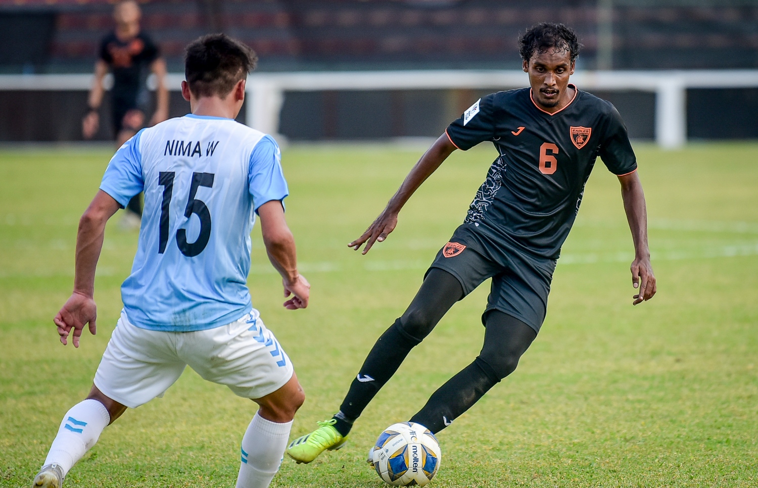 މާލެ: އޭޕްރިލް 8، 2021: އޭއެފްސީ ކަޕް ކޮލިފައިން: އީގަލްސް - ތިމްޕޫ:  ބޫޓާން ތިމްޕޫ ސިޓީ އަތުން 2-0 އިން މޮޅުވެ، ކްލަބް އީގަލްސް ޕްރިލިމިނަރީގެ ދެވަނަ ބުރަށް ވަނީ ދަތުރުކޮށްފައި. މިއީ އީގަލްސްގެ 31 އަހަރުވީ ތާރީހުގައި އެ ޓީމު ކުޅެގެން، ބައިނަލްއަގުވާމީ މޮޅެއް ލިބުނު ފުރަތަމަ ފަހަރު-- ފޮޓޯތައް: ނިޝާން އަލީ /މިހާރު