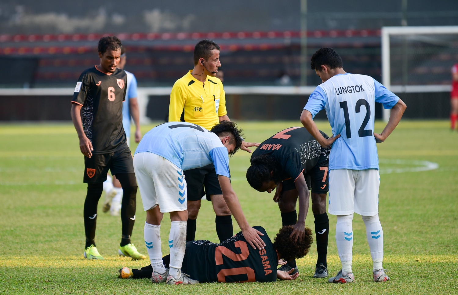 މާލެ: އޭޕްރިލް 8، 2021: އޭއެފްސީ ކަޕް ކޮލިފައިން: އީގަލްސް - ތިމްޕޫ:  ބޫޓާން ތިމްޕޫ ސިޓީ އަތުން 2-0 އިން މޮޅުވެ، ކްލަބް އީގަލްސް ޕްރިލިމިނަރީގެ ދެވަނަ ބުރަށް ވަނީ ދަތުރުކޮށްފައި. މިއީ އީގަލްސްގެ 31 އަހަރުވީ ތާރީހުގައި އެ ޓީމު ކުޅެގެން، ބައިނަލްއަގުވާމީ މޮޅެއް ލިބުނު ފުރަތަމަ ފަހަރު-- ފޮޓޯތައް: ނިޝާން އަލީ /މިހާރު