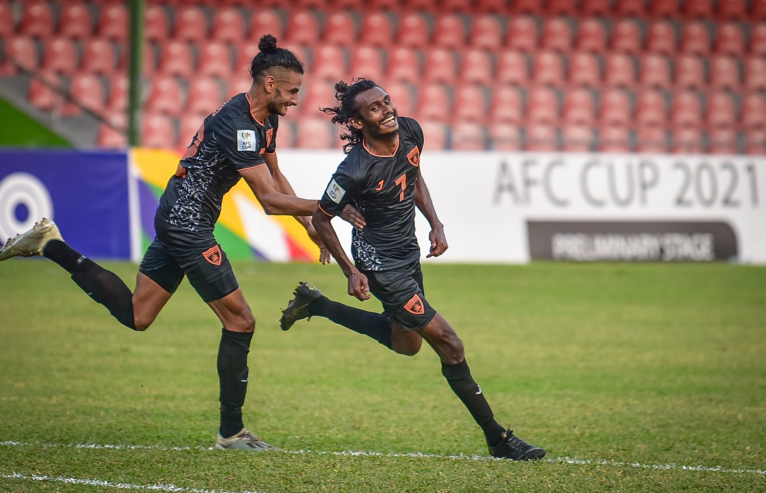 މާލެ: އޭޕްރިލް 8، 2021: އޭއެފްސީ ކަޕް ކޮލިފައިން: އީގަލްސް - ތިމްޕޫ:  ބޫޓާން ތިމްޕޫ ސިޓީ އަތުން 2-0 އިން މޮޅުވެ، ކްލަބް އީގަލްސް ޕްރިލިމިނަރީގެ ދެވަނަ ބުރަށް ވަނީ ދަތުރުކޮށްފައި. މިއީ އީގަލްސްގެ 31 އަހަރުވީ ތާރީހުގައި އެ ޓީމު ކުޅެގެން، ބައިނަލްއަގުވާމީ މޮޅެއް ލިބުނު ފުރަތަމަ ފަހަރު-- ފޮޓޯތައް: ނިޝާން އަލީ /މިހާރު