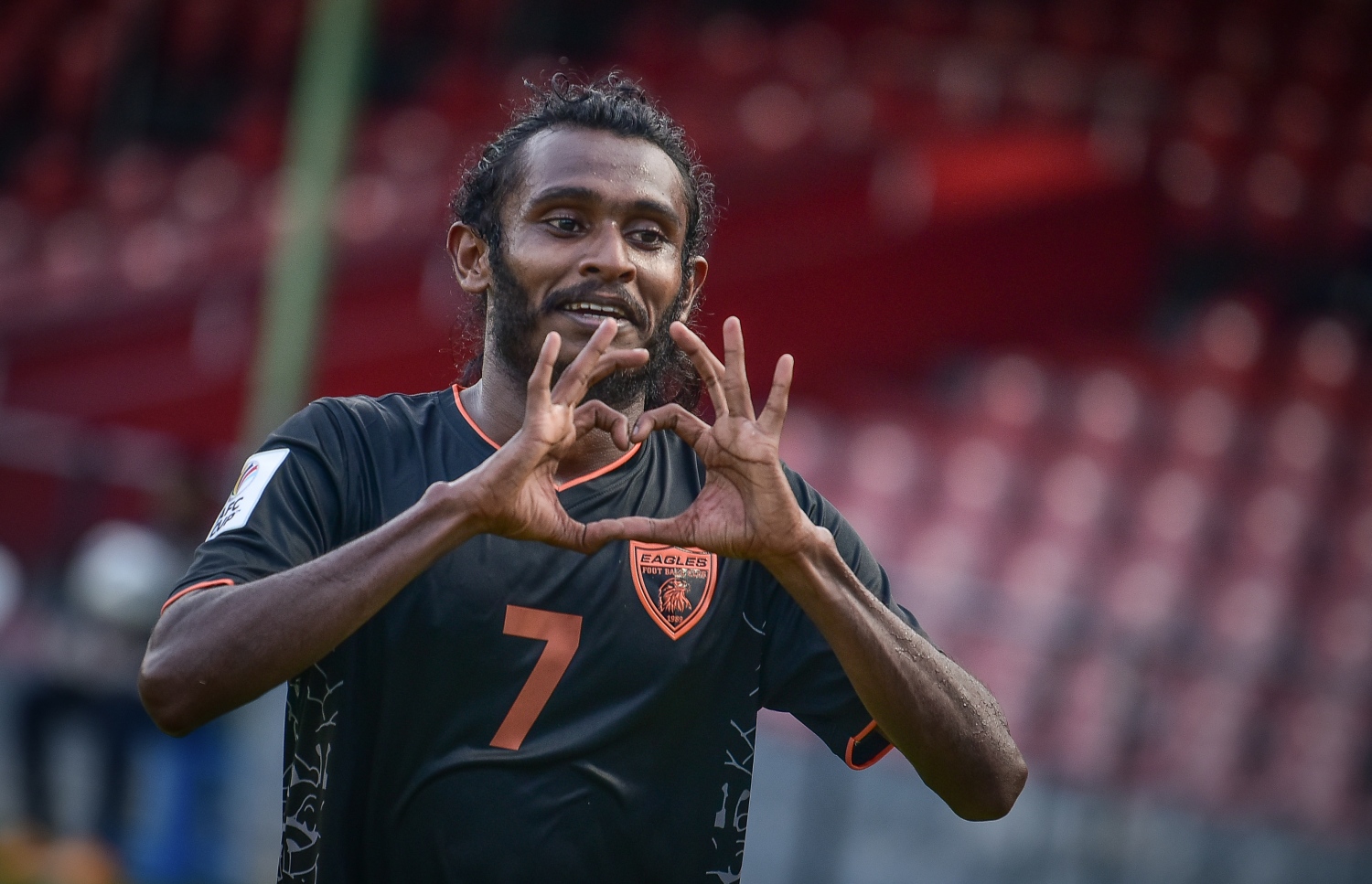 މާލެ: އޭޕްރިލް 8، 2021: އޭއެފްސީ ކަޕް ކޮލިފައިން: އީގަލްސް - ތިމްޕޫ:  ބޫޓާން ތިމްޕޫ ސިޓީ އަތުން 2-0 އިން މޮޅުވެ، ކްލަބް އީގަލްސް ޕްރިލިމިނަރީގެ ދެވަނަ ބުރަށް ވަނީ ދަތުރުކޮށްފައި. މިއީ އީގަލްސްގެ 31 އަހަރުވީ ތާރީހުގައި އެ ޓީމު ކުޅެގެން، ބައިނަލްއަގުވާމީ މޮޅެއް ލިބުނު ފުރަތަމަ ފަހަރު-- ފޮޓޯތައް: ނިޝާން އަލީ /މިހާރު