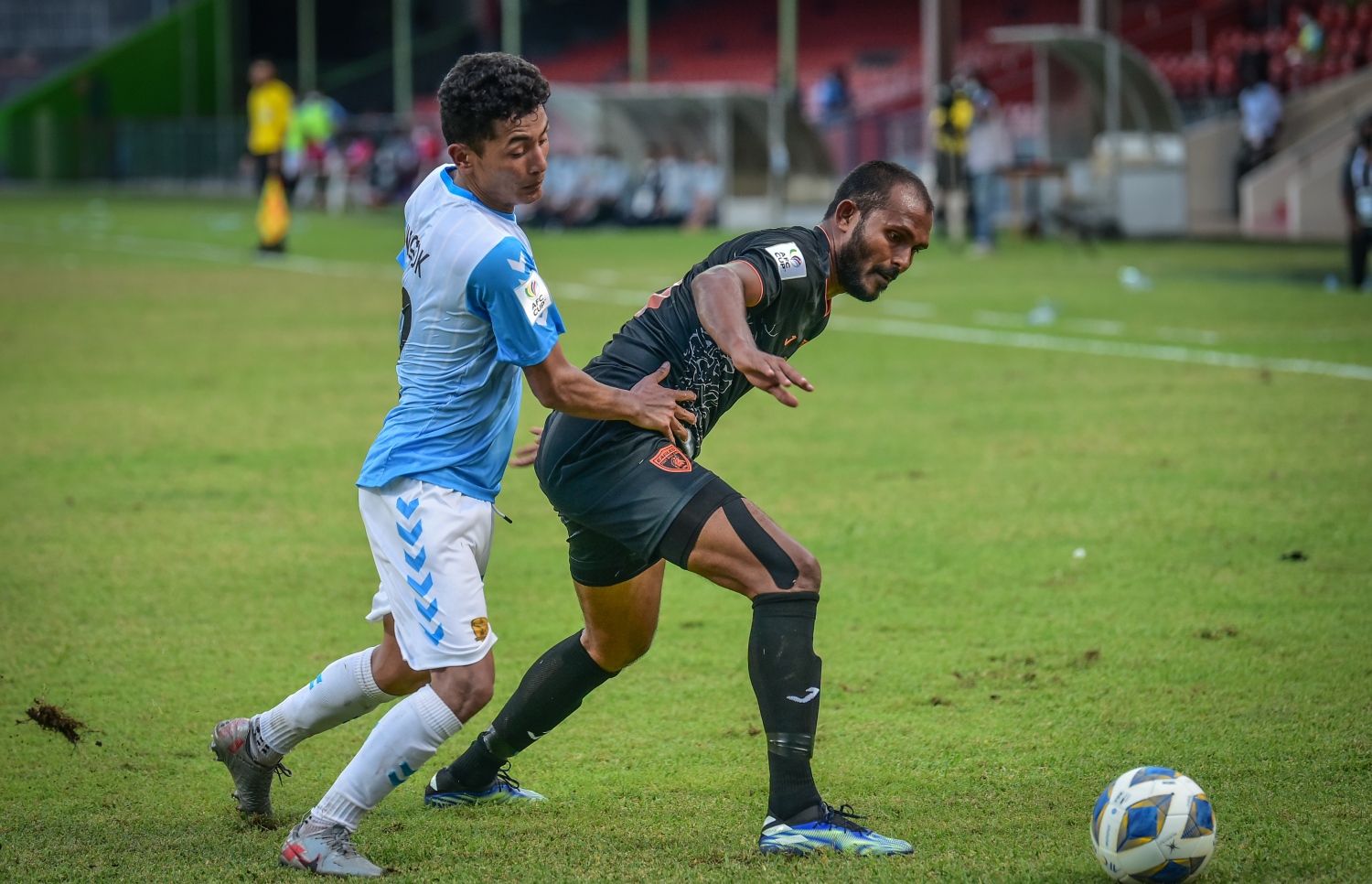 މާލެ: އޭޕްރިލް 8، 2021: އޭއެފްސީ ކަޕް ކޮލިފައިން: އީގަލްސް - ތިމްޕޫ:  ބޫޓާން ތިމްޕޫ ސިޓީ އަތުން 2-0 އިން މޮޅުވެ، ކްލަބް އީގަލްސް ޕްރިލިމިނަރީގެ ދެވަނަ ބުރަށް ވަނީ ދަތުރުކޮށްފައި. މިއީ އީގަލްސްގެ 31 އަހަރުވީ ތާރީހުގައި އެ ޓީމު ކުޅެގެން، ބައިނަލްއަގުވާމީ މޮޅެއް ލިބުނު ފުރަތަމަ ފަހަރު-- ފޮޓޯތައް: ނިޝާން އަލީ /މިހާރު