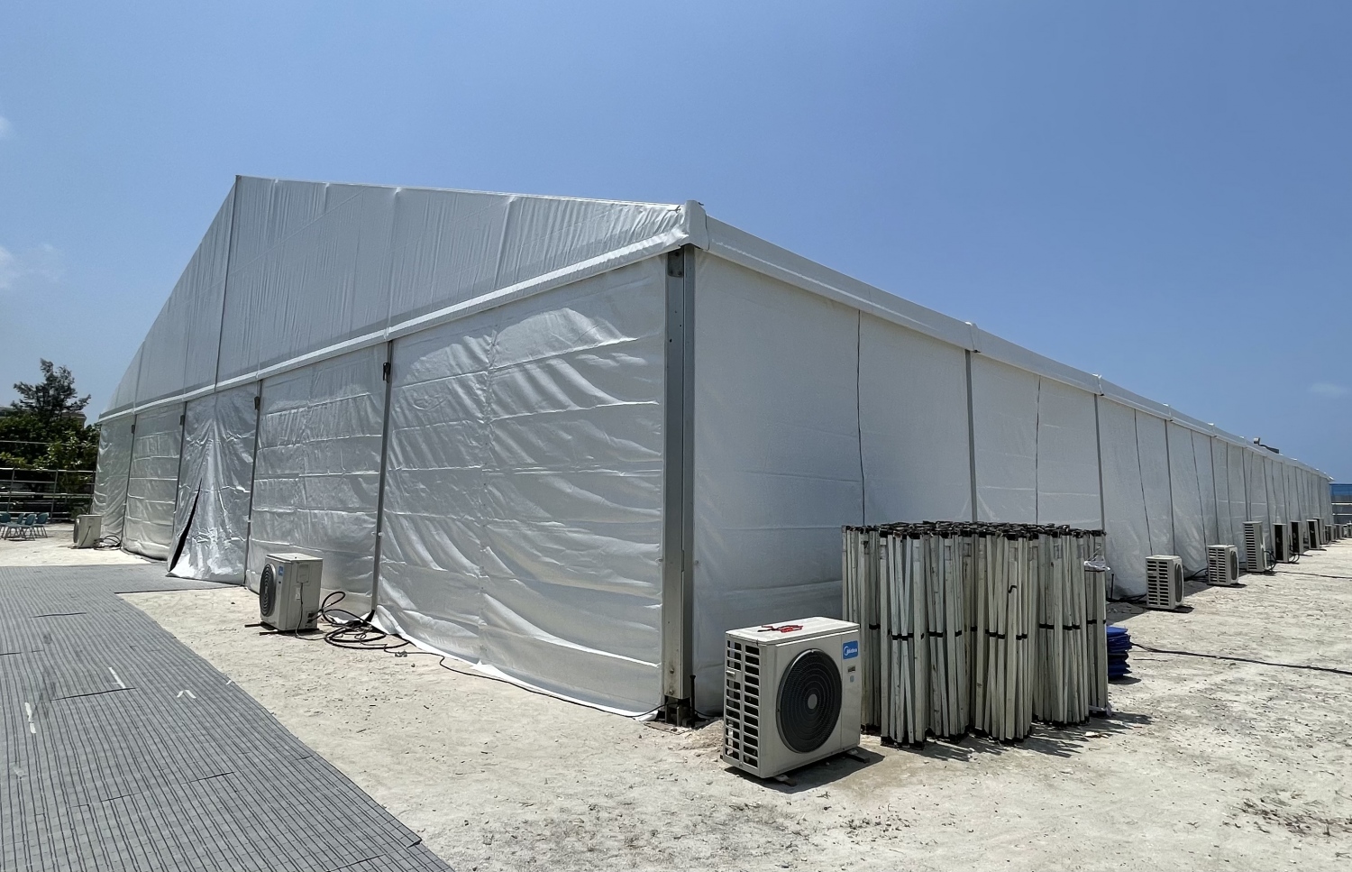 އިންތިހާބުގައި ވޯޓު ލާން ދާ މީހުންނަށް ތައްޔާރުކޮށްފައިވާ ޓެންޓުތަކުގެ ބޭރުން ނަގާފައިވާ ފޮޓޯއެއް -- ފޮޓޯ: ނިޝާން އަލީ/ މިހާރު