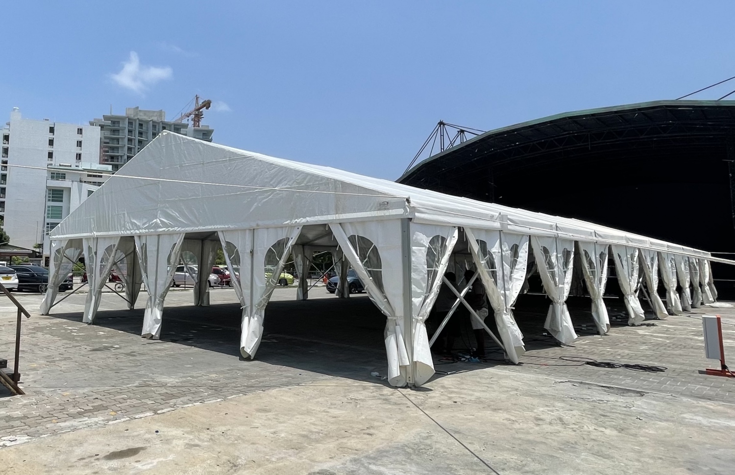 ކާނިވަލް ސަރަހައްދުގައި ހަދާފައި ހުރި ޓެންޓުތައް -- ފޮޓޯ: ނިޝާން އަލީ