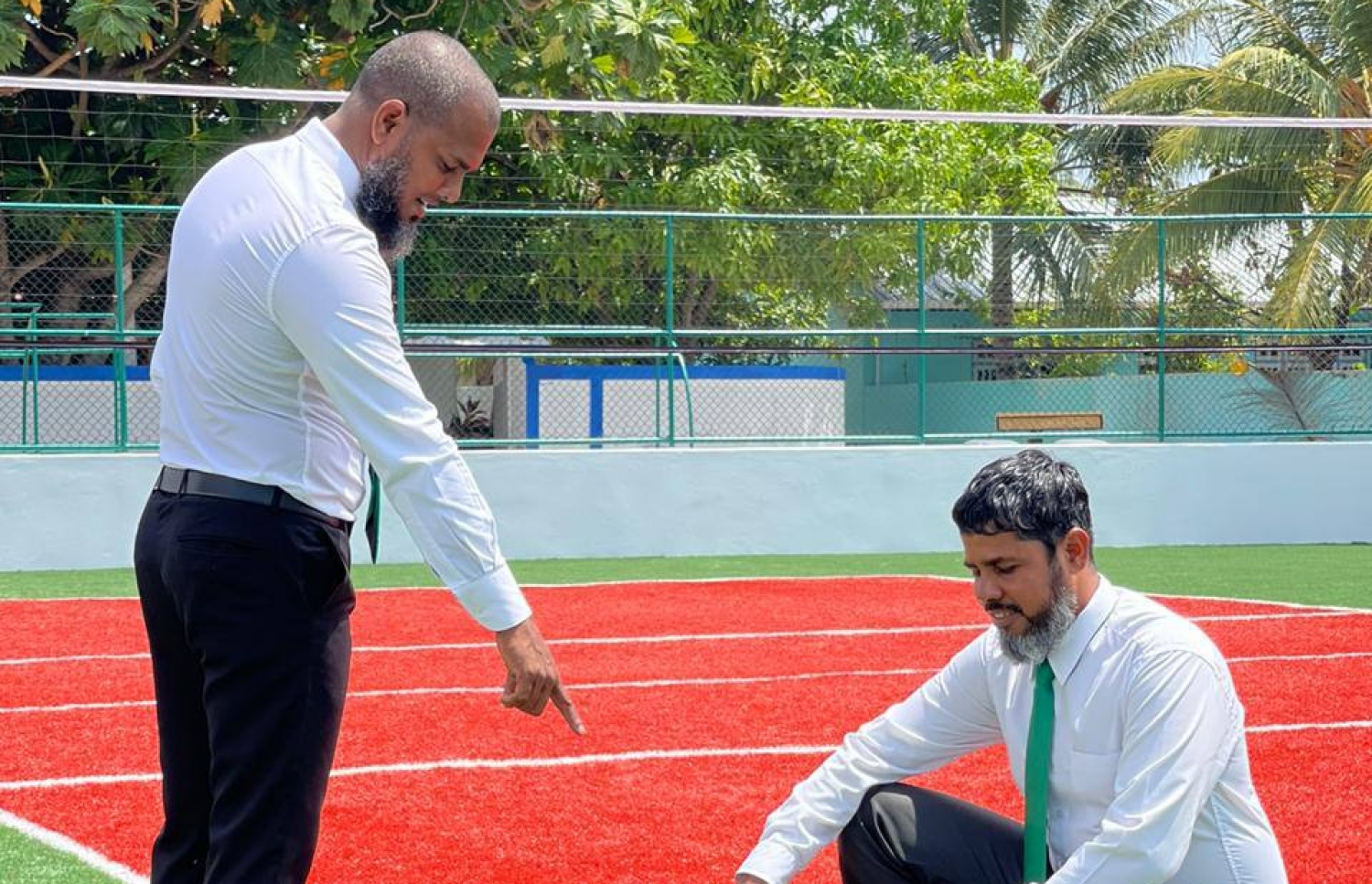 އަހުމަދު، ކިނޮޅަހު ވޮލީ ކޯޓު  ބައްލަވަނީ.