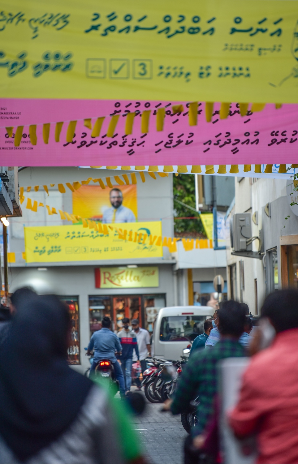 މާލެ- އޭޕްރިލް 9، 2021: ލޯކަލް ކައުންސިލް އިންތިހާބު ކެމްޕޭނަށް މާލެތެރޭގައި ބެނާތައް ހަރުކޮށްފައި، ބޮޑު ދެ ޕާޓިން ވަނީ ވަރުގަދަ ކެމްޕޭންތަކެއް ކޮށްފައި--.ފޮޓޯ: ނިޝާން އަލީ/މިހާރު