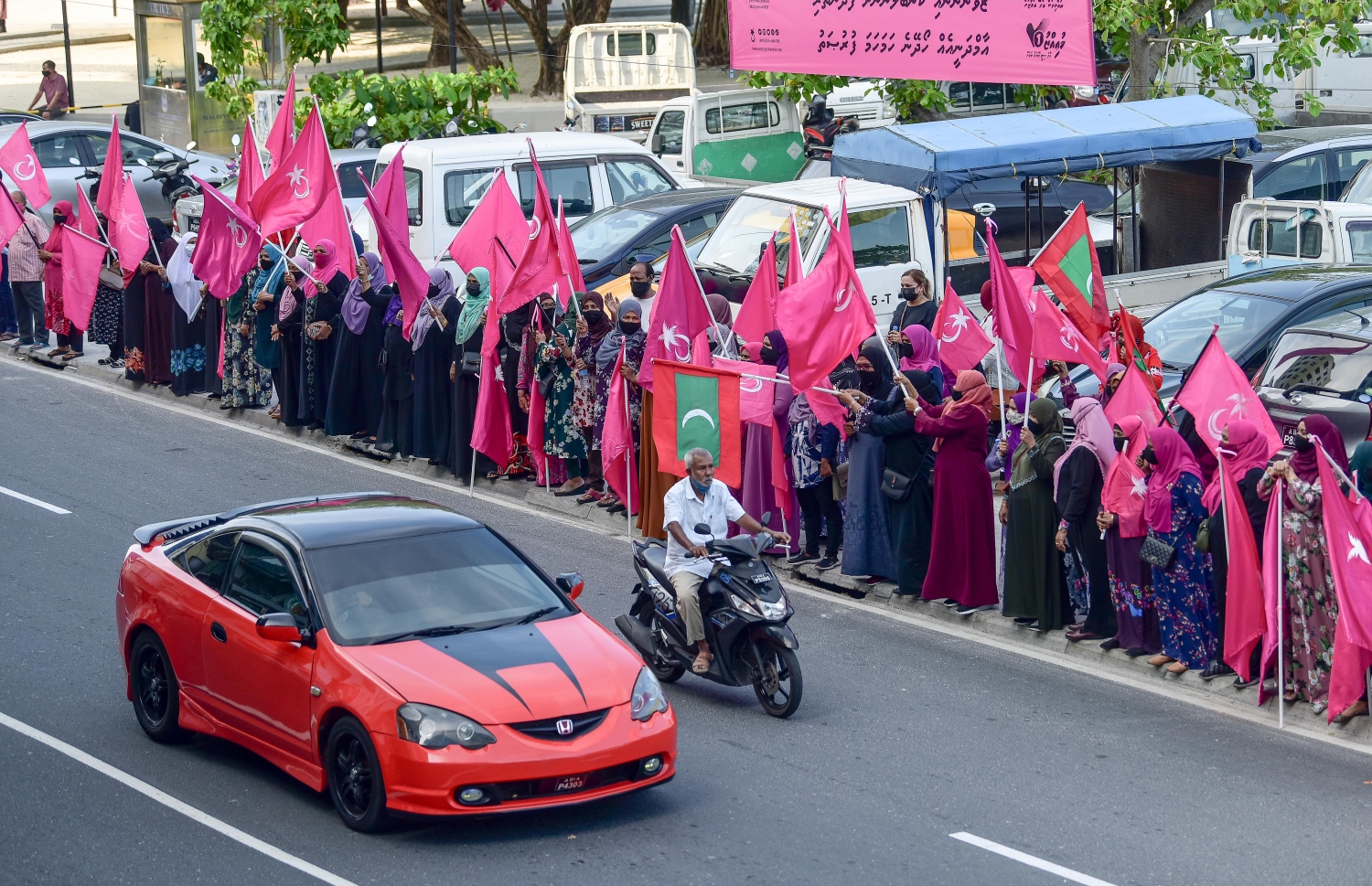 އޭޕްރިލް 9، 2021: ޕީޕީއެމް އޮފީސް ކުރިމަތީގައި ބޭއްވި އެޕާޓީގެ ލޯކަލް ކައުންސިލް ކެމްޕޭން ނިންމާލި ޖަލްސާގެ ތެރެއިން--. ފޮޓޯ:ނިޝާން އަލީ/މިހާރު