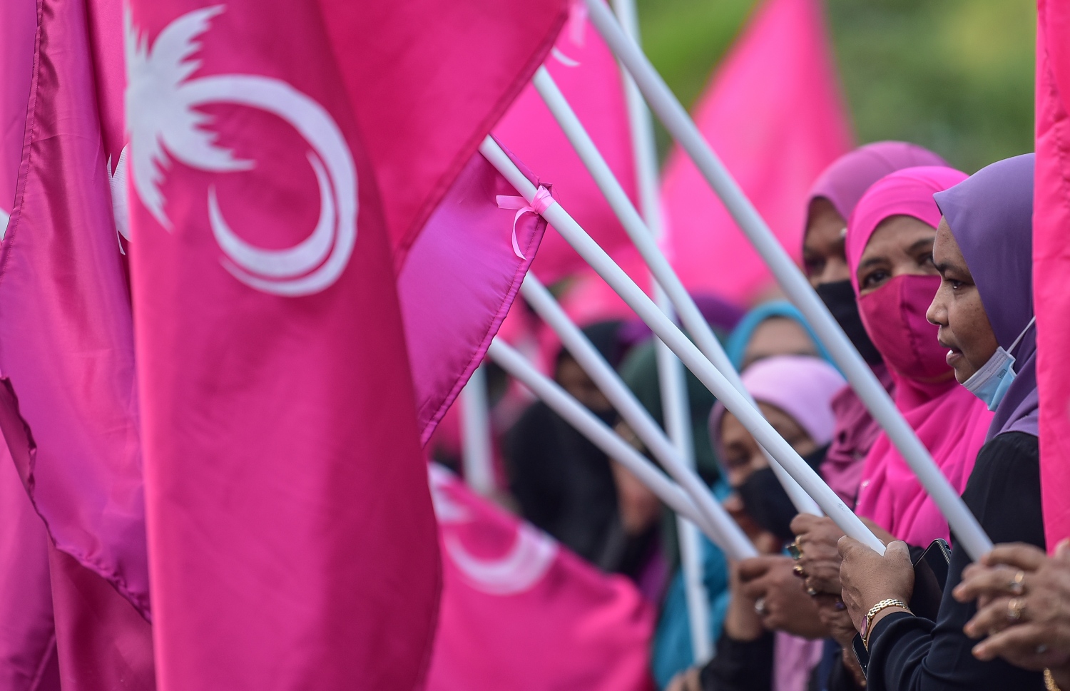 އޭޕްރިލް 9، 2021: ޕީޕީއެމް އޮފީސް ކުރިމަތީގައި ބޭއްވި އެޕާޓީގެ ލޯކަލް ކައުންސިލް ކެމްޕޭން ނިންމާލި ޖަލްސާގެ ތެރެއިން--. ފޮޓޯ:ނިޝާން އަލީ/މިހާރު