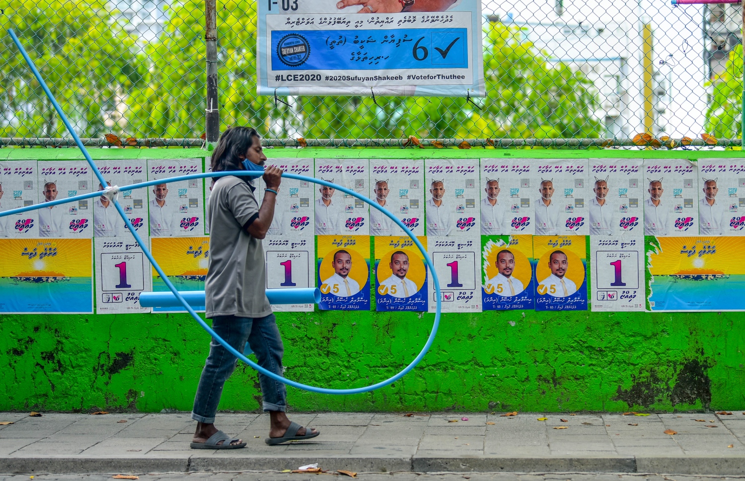 މާލެ- އޭޕްރިލް 9، 2021: ލޯކަލް ކައުންސިލް އިންތިހާބު ކެމްޕޭނަށް މާލެތެރޭގައި ބެނާތަކައި ޕޯސްޓަރު ހަރުކޮށްފައި، ބޮޑު ދެ ޕާޓިން ވަނީ ވަރުގަދަ ކެމްޕޭންތަކެއް ކޮށްފައި--.ފޮޓޯ: ނިޝާން އަލީ/މިހާރު