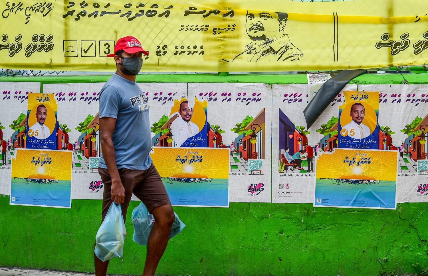 މާލެ- އޭޕްރިލް 9، 2021: ލޯކަލް ކައުންސިލް އިންތިހާބު ކެމްޕޭނަށް މާލެތެރޭގައި ބެނާތަކައި ޕޯސްޓަރު ހަރުކޮށްފައި، ބޮޑު ދެ ޕާޓިން ވަނީ ވަރުގަދަ ކެމްޕޭންތަކެއް ކޮށްފައި--.ފޮޓޯ: ނިޝާން އަލީ/މިހާރު