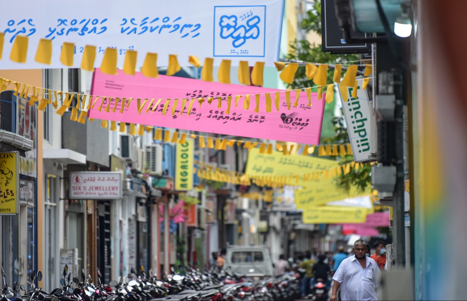 މާލެ- އޭޕްރިލް 9، 2021: ލޯކަލް ކައުންސިލް އިންތިހާބު ކެމްޕޭނަށް މާލެތެރޭގައި ބެނާތައް ހަރުކޮށްފައި، ބޮޑު ދެ ޕާޓިން ވަނީ ވަރުގަދަ ކެމްޕޭންތަކެއް ކޮށްފައި--.ފޮޓޯ: ނިޝާން އަލީ/މިހާރު