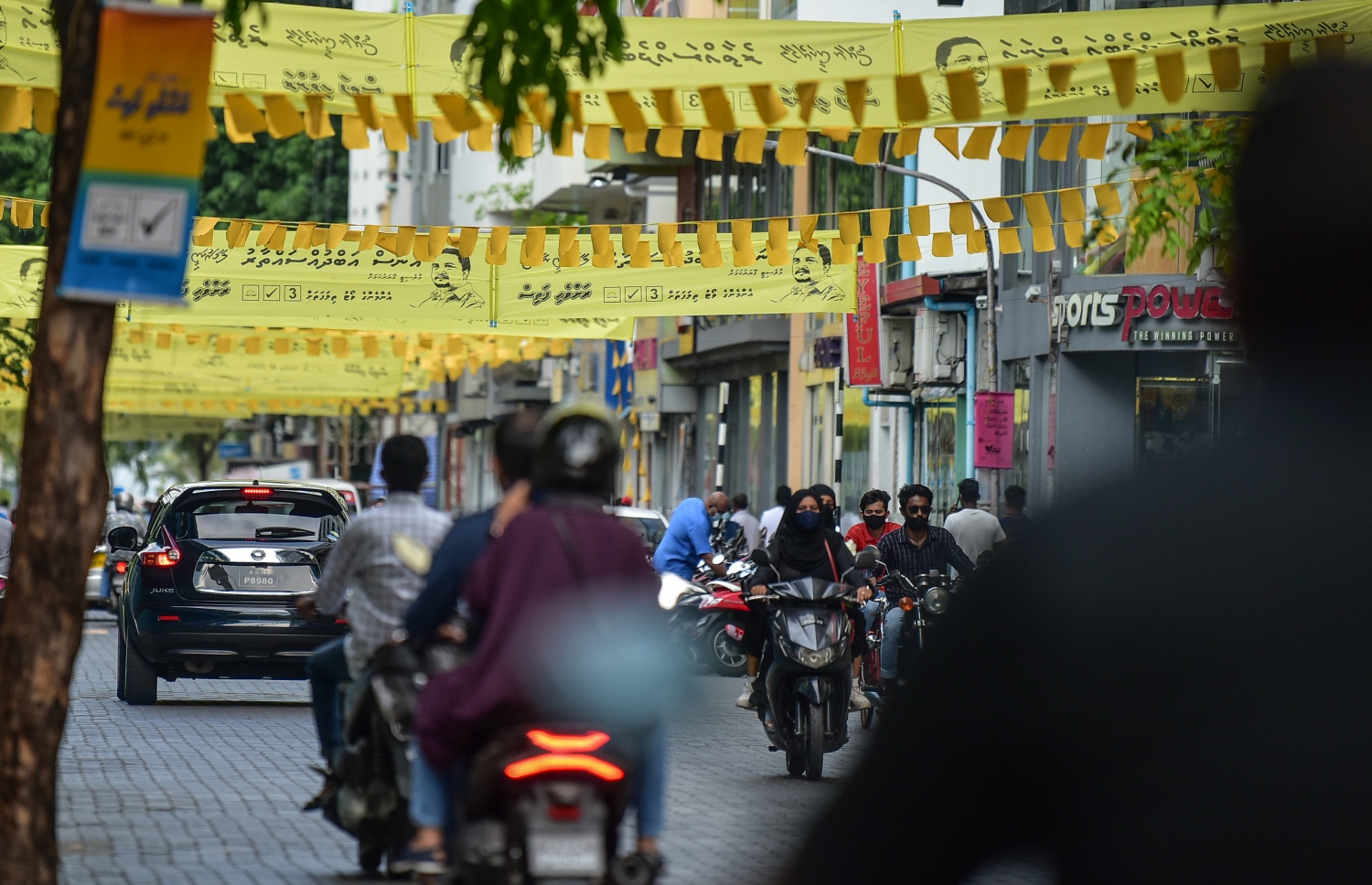 މާލެ- އޭޕްރިލް 9، 2021: ލޯކަލް ކައުންސިލް އިންތިހާބު ކެމްޕޭނަށް މާލެތެރޭގައި ބެނާތައް ހަރުކޮށްފައި، ބޮޑު ދެ ޕާޓިން ވަނީ ވަރުގަދަ ކެމްޕޭންތަކެއް ކޮށްފައި--.ފޮޓޯ: ނިޝާން އަލީ/މިހާރު