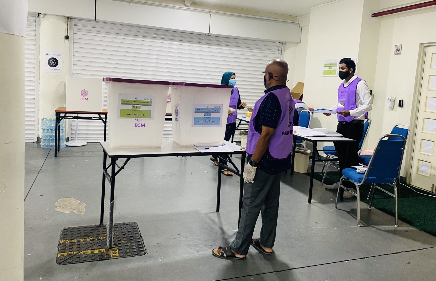 މާލެ: އޭޕްރިލް 10، 2021: ލޯކަލް ކައުންސިލް އިންތިހާބުގައި ހަރަކާތްތެރިވާ އޮފިޝަލުންތަކެއް ވޯޓު ލުމުގެ ކަންތައްތަކުގައި -- ފޮޓޯ: ނިޝާން އަލީ/ މިހާރު