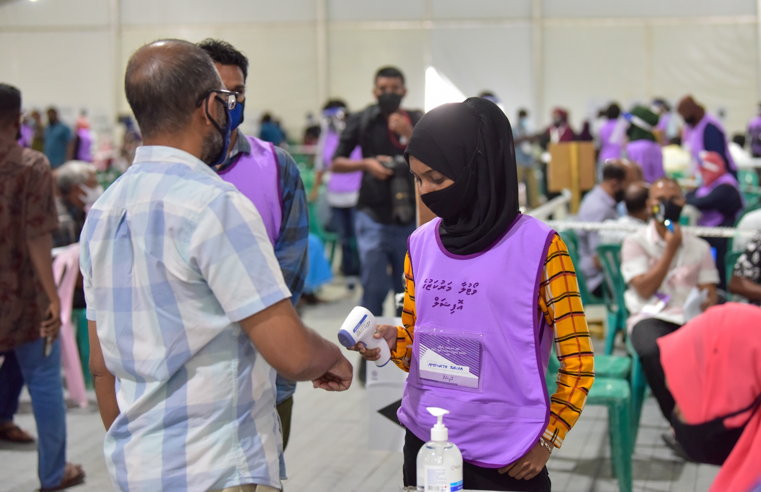 މާލެ: އޭޕްރިލް 10، 2021: އިންތިހާބުގައި ވޯޓުލާން ދިޔަ މީހެއްގެ ހުން ބަލަނީ-- ފޮޓޯ: ނިޝާން އަލީ/ މިހާރު