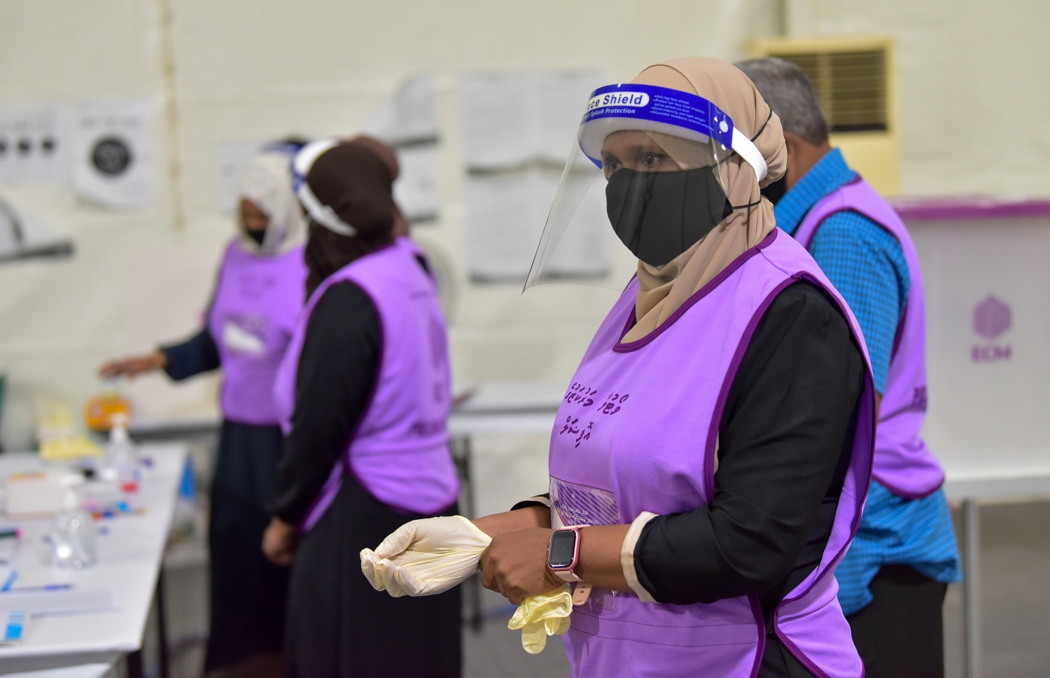 މާލެ: އޭޕްރިލް 10، 2021: ލޯކަލް ކައުންސިލް އިންތިހާބުގައި ހަރަކާތްތެރިވާ އޮފިޝަލުންތަކެއް ވޯޓު ލުމުގެ ކަންތައްތަކުގައި -- ފޮޓޯ: ނިޝާން އަލީ/ މިހާރު