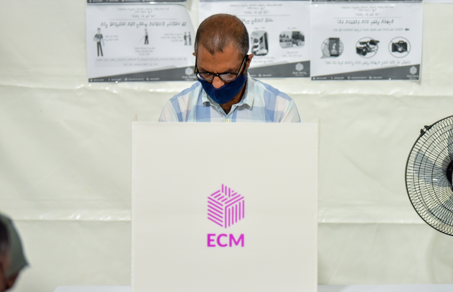 މާލެ: އޭޕްރިލް 10، 2021: މާލޭގައި ބަހައްޓާފައިވާ ވޯޓުފޮއްޓަކަށްމީހަކު ވޯޓުލަނީ.---ފޮޓޯ: ނިޝާން އަލީ/މިހާރު