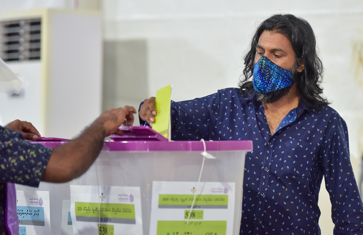 މާލެ: އޭޕްރިލް 10، 2021: މާލޭގައި ބަހައްޓާފައިވާ ވޯޓުފޮއްޓަކަށް މީހަކު ވޯޓުލަނީ.---ފޮޓޯ: ނިޝާން އަލީ/މިހާރު