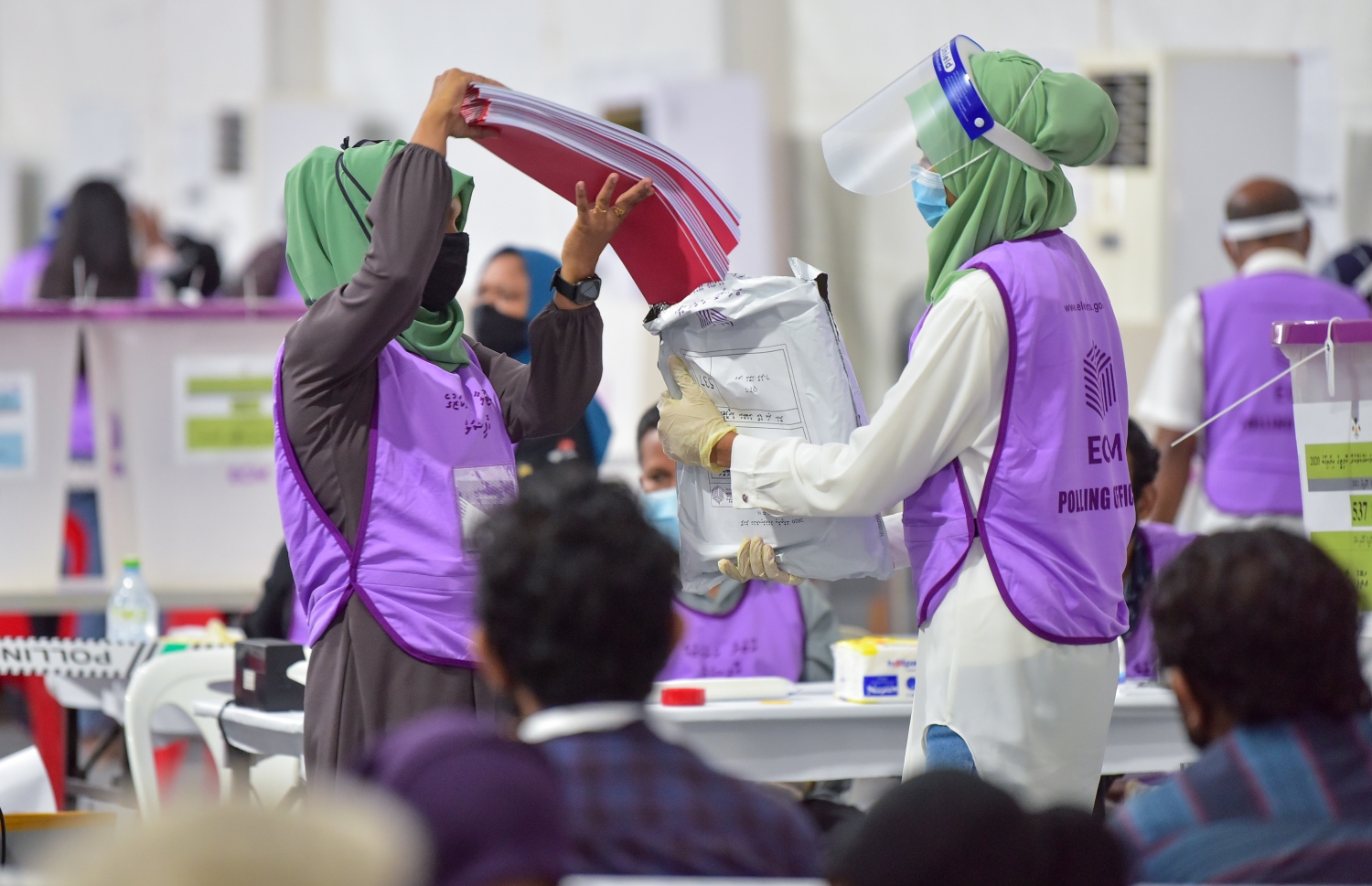 މާލެ: އޭޕްރިލް 10، 2021: މާލޭގައި ބަހައްޓާފައިވާ ވޯޓުފޮއްޓެއް ކައިރީގައި އޮފިޝަލަކު ހަރަކާތްތެރިވަނީ.---ފޮޓޯ: ނިޝާން އަލީ/މިހާރު