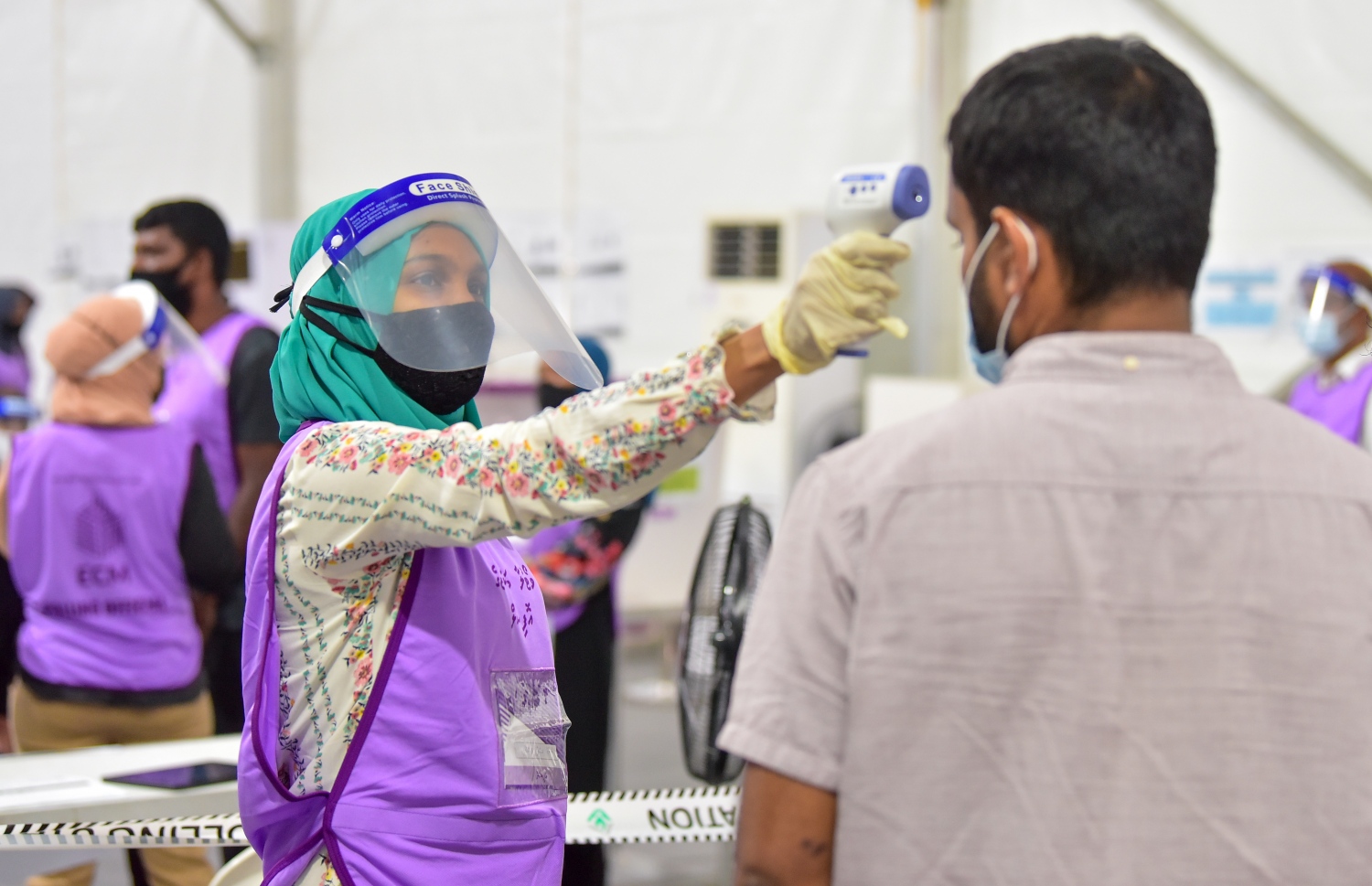 މާލެ: އޭޕްރިލް 10، 2021: މާލޭގައި ބަހައްޓާފައިވާ ވޯޓުފޮއްޓަކަށް ވޯޓުލާން ދިޔަ މީހެއްގެ ހުން ޗެކް ކުރަނީ.---ފޮޓޯ: ނިޝާން އަލީ/މިހާރު