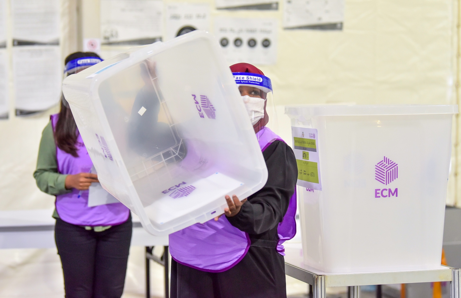 މާލެ: އޭޕްރިލް 10، 2021: އިންތިހާބުގައި ވޯޓުލާފޮށި އޮފިޝަލަކު ދައްކާލަނީ.---ފޮޓޯ: ނިޝާން އަލީ/މިހާރު