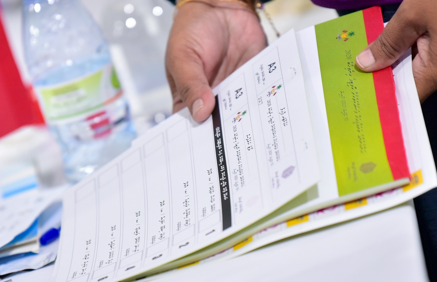 މާލެ: އޭޕްރިލް 10، 2021: އިންތިހާބުގައި ވޯޓުލުން ޗެކް ކުރުމަށް އޮފިޝަލުން ގެންގުޅޭ ބައެއް ކަރުދާސްތައް.---ފޮޓޯ: ނިޝާން އަލީ/މިހާރު