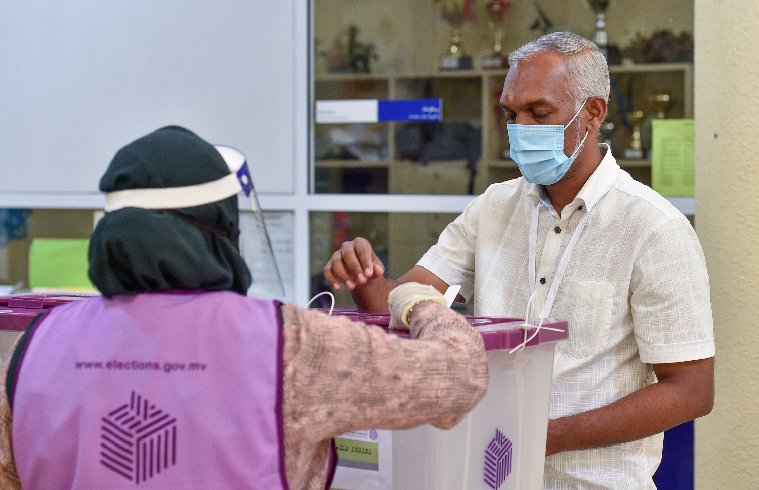 މާލެ: އޭޕްރިލް 10، 2021: މާލޭގެ މޭޔަރުކަމަށް ޕީޕީއެމްގެ ޓިކެޓުގައި ނުކުންނަވާފައިވާ ޑރ. މުއިއްޒު ވޯޓުލައްވަނީ.---ފޮޓޯ: ނިޝާން އަލީ/މިހާރު