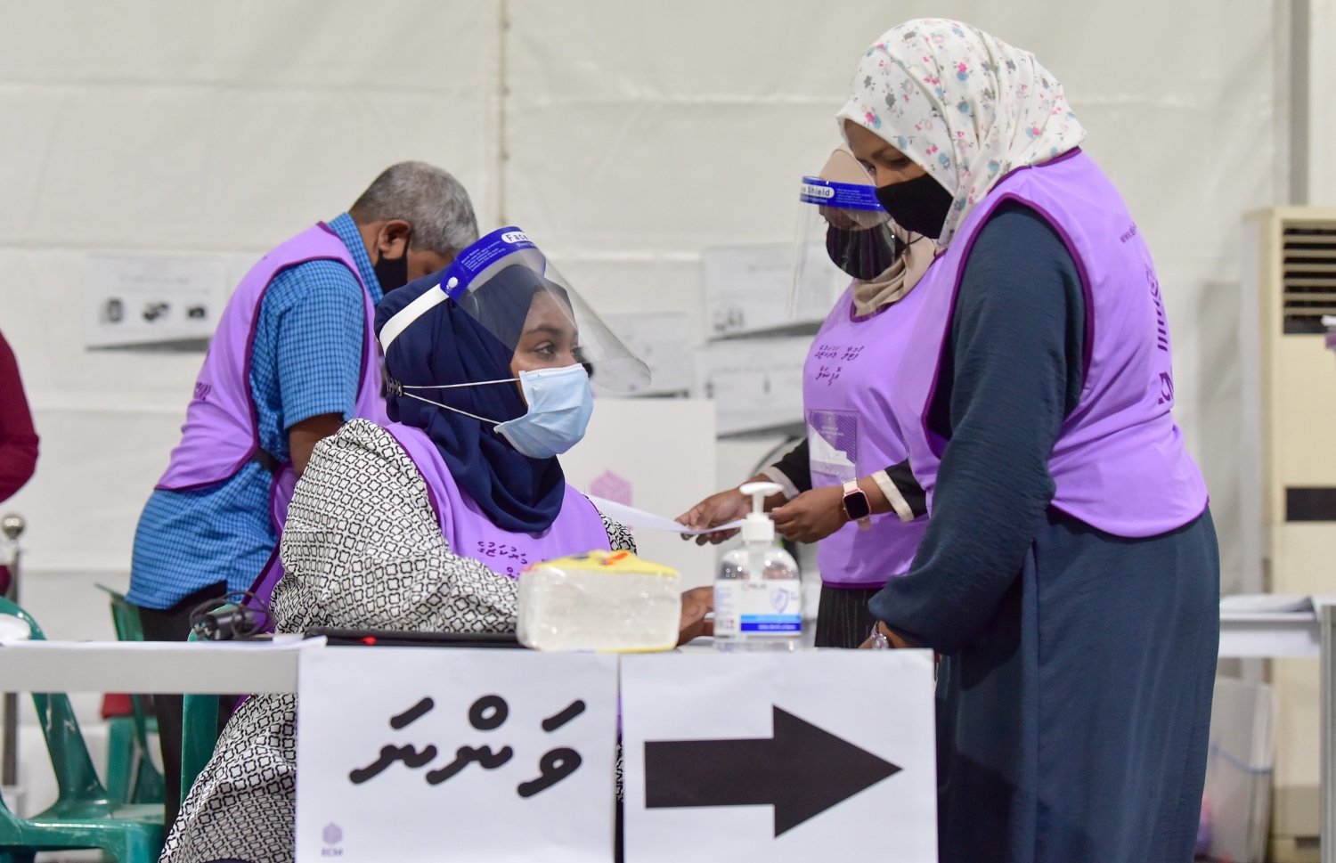 މާލެ: އޭޕްރިލް 10، 2021: މާލޭގައި ބަހައްޓާފައިވާ ވޯޓުފޮއްޓެއް ކައިރީގައި އޮފިޝަލުންތަކެއް ހަރަކާތްތެރިވަނީ---ފޮޓޯ: ނިޝާން އަލީ/މިހާރު