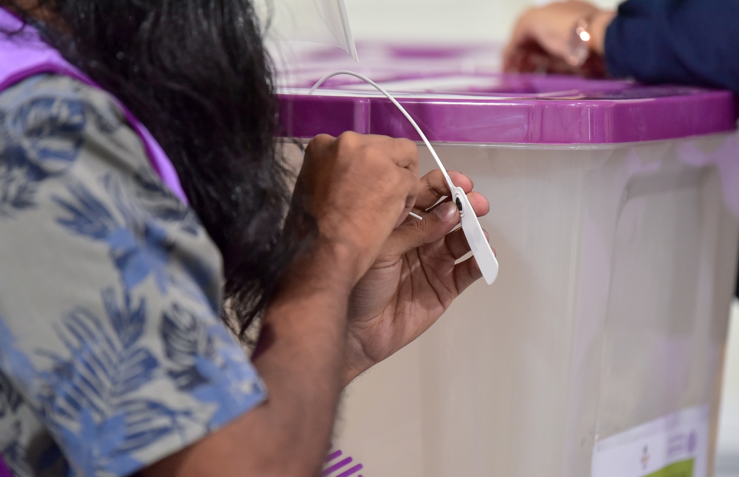 މާލެ: އޭޕްރިލް 10، 2021: މާލޭގައި ބަހައްޓާފައިވާ ވޯޓުފޮއްޓެއް ކައިރީގައި އޮފިޝަލަކު ހަރަކާތްތެރިވަނީ---ފޮޓޯ: ނިޝާން އަލީ/މިހާރު