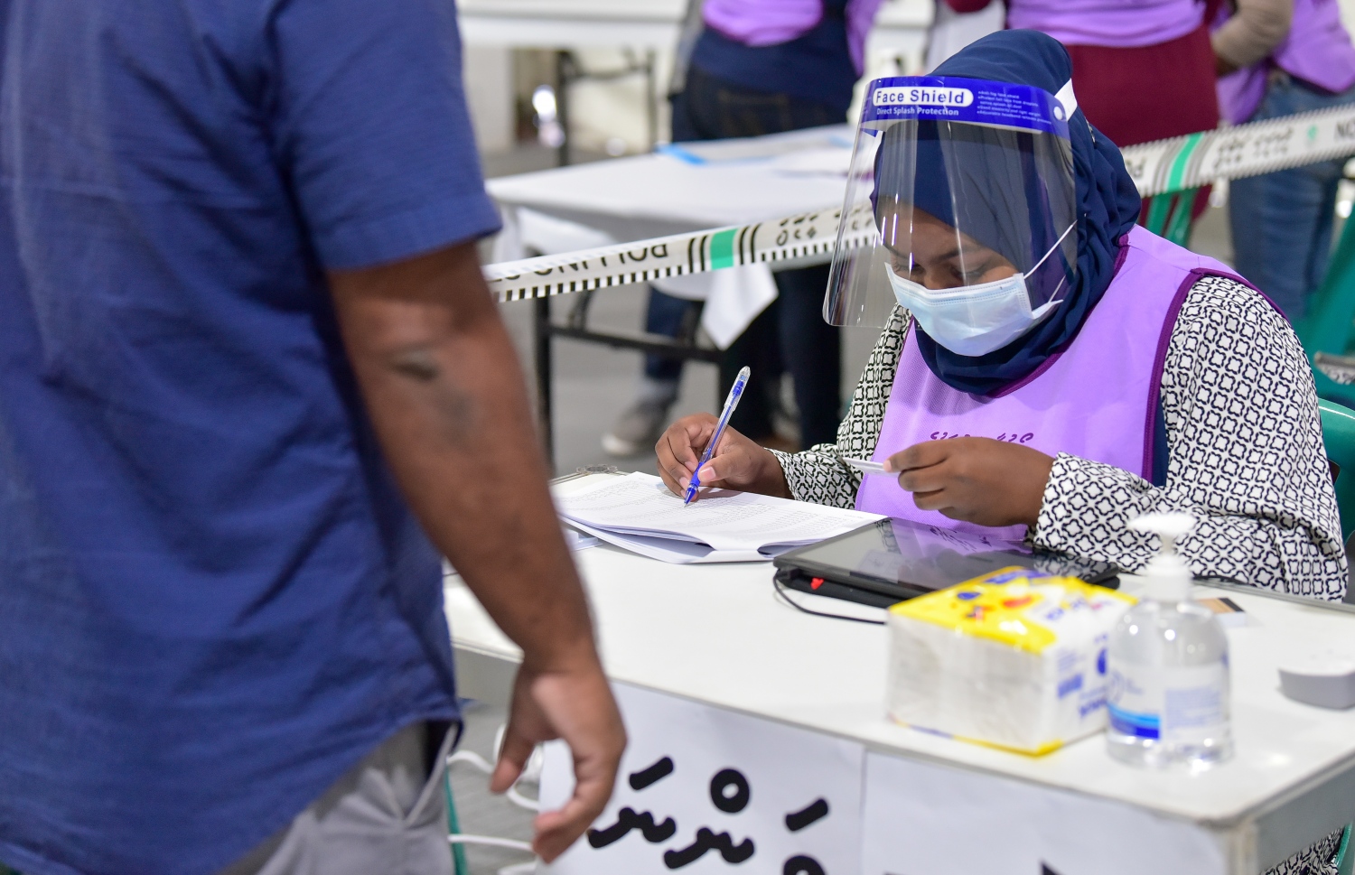 މާލެ: އޭޕްރިލް 10، 2021: އިންތިހާބުގައި ވޯޓުލާން ދިޔަ މީހެއްގެ ނަން ޗެކް ކުރަނީ.---ފޮޓޯ: ނިޝާން އަލީ/މިހާރު