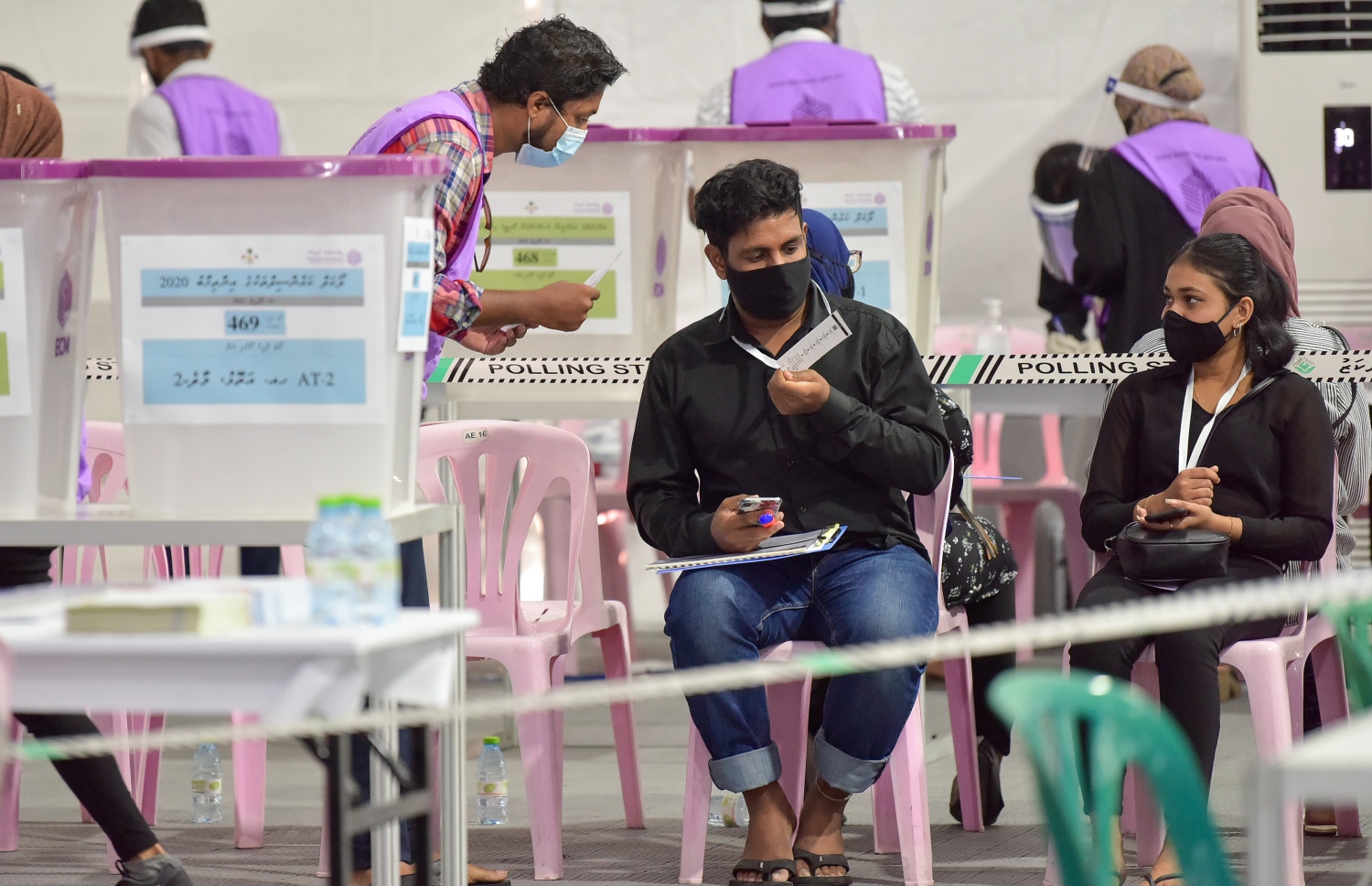 މާލެ: އޭޕްރިލް 10، 2021: މާލޭގައި ބަހައްޓާފައިވާ ވޯޓުފޮއްޓެއް ކައިރީގައި އޮފިޝަލުންތަކެއް ހަރަކާތްތެރިވަނީ---ފޮޓޯ: ނިޝާން އަލީ/މިހާރު