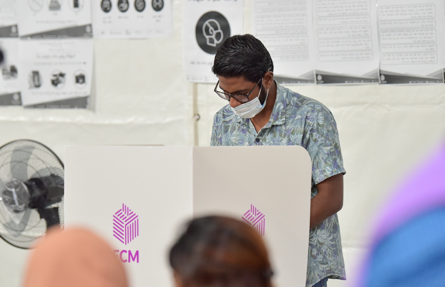 މާލެ: އޭޕްރިލް 10، 2021: މާލޭގައި ބަހައްޓާފައިވާ ވޯޓުފޮއްޓަކަށް މީހަކު ވޯޓުލަނީ.---ފޮޓޯ: ނިޝާން އަލީ/މިހާރު