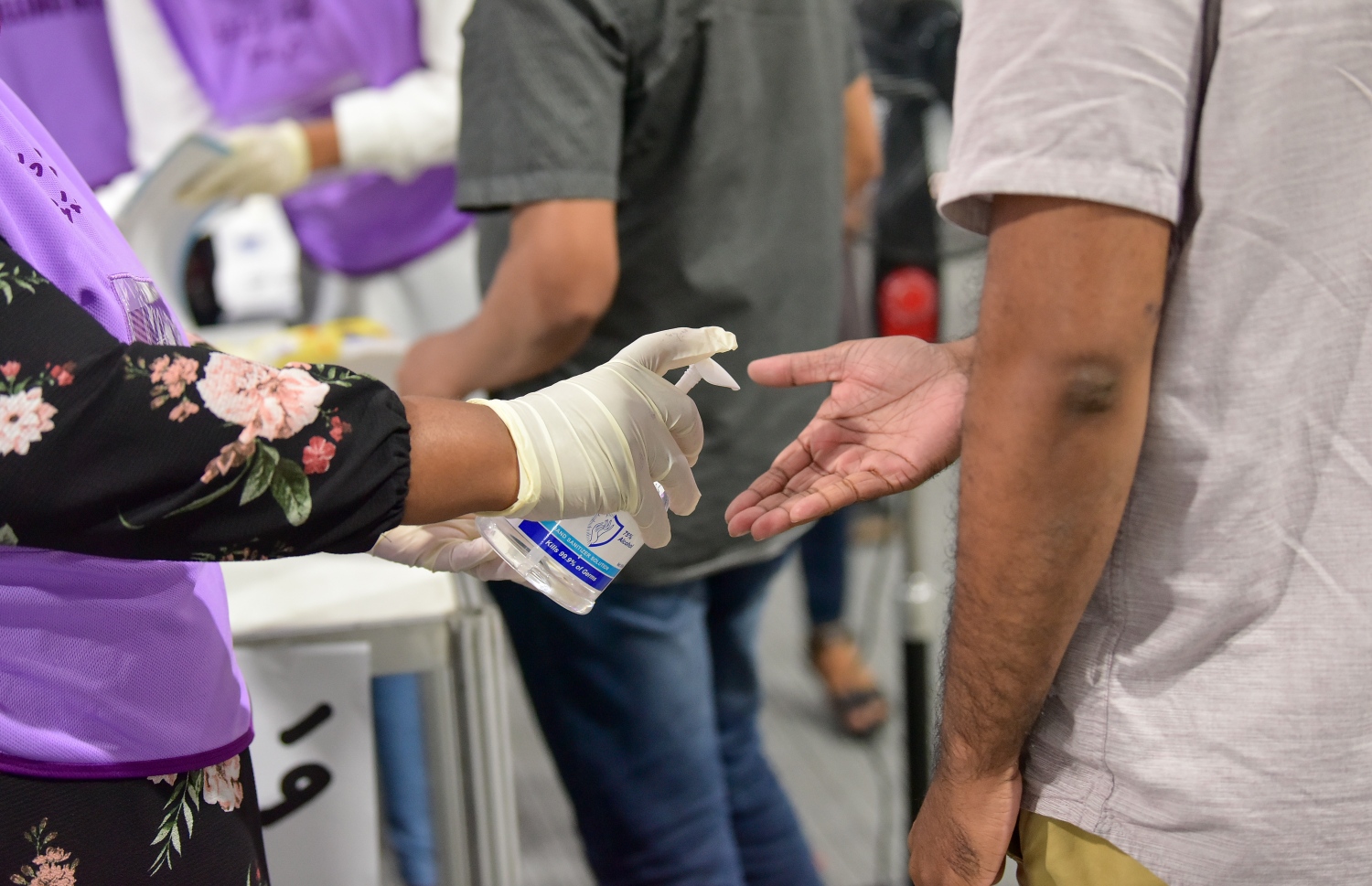 މާލެ: އޭޕްރިލް 10، 2021: މާލޭގައި ބަހައްޓާފައިވާ ވޯޓުފޮއްޓަކަށް ވޯޓުލާން ދިޔަ މީހެއްގެ އަތް ސެނެޓައިޒް ކުރަނީ .---ފޮޓޯ: ނިޝާން އަލީ/މިހާރު