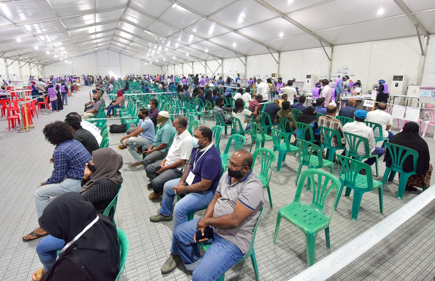 މާލެ: އޭޕްރިލް 10، 2021: ވޯޓުލުމަށް މާލޭގައި ހަދާފައިވާ ޓެންޓެއްގައި ވޯޓުލުމަށް ބަޔަކު ކިޔޫގައި މަޑުކޮށްލައިގެން.---ފޮޓޯ: ނިޝާން އަލީ/މިހާރު