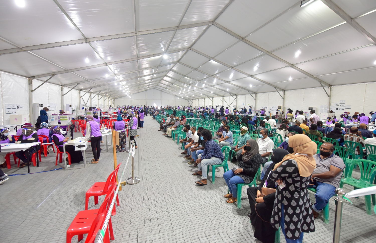 މާލެ: އޭޕްރިލް 10، 2021: ވޯޓުލުމަށް މާލޭގައި ހަދާފައިވާ ޓެންޓެއްގައި ވޯޓުލުމަށް ބަޔަކު ކިޔޫގައި މަޑުކޮށްލައިގެން.---ފޮޓޯ: ނިޝާން އަލީ/މިހާރު