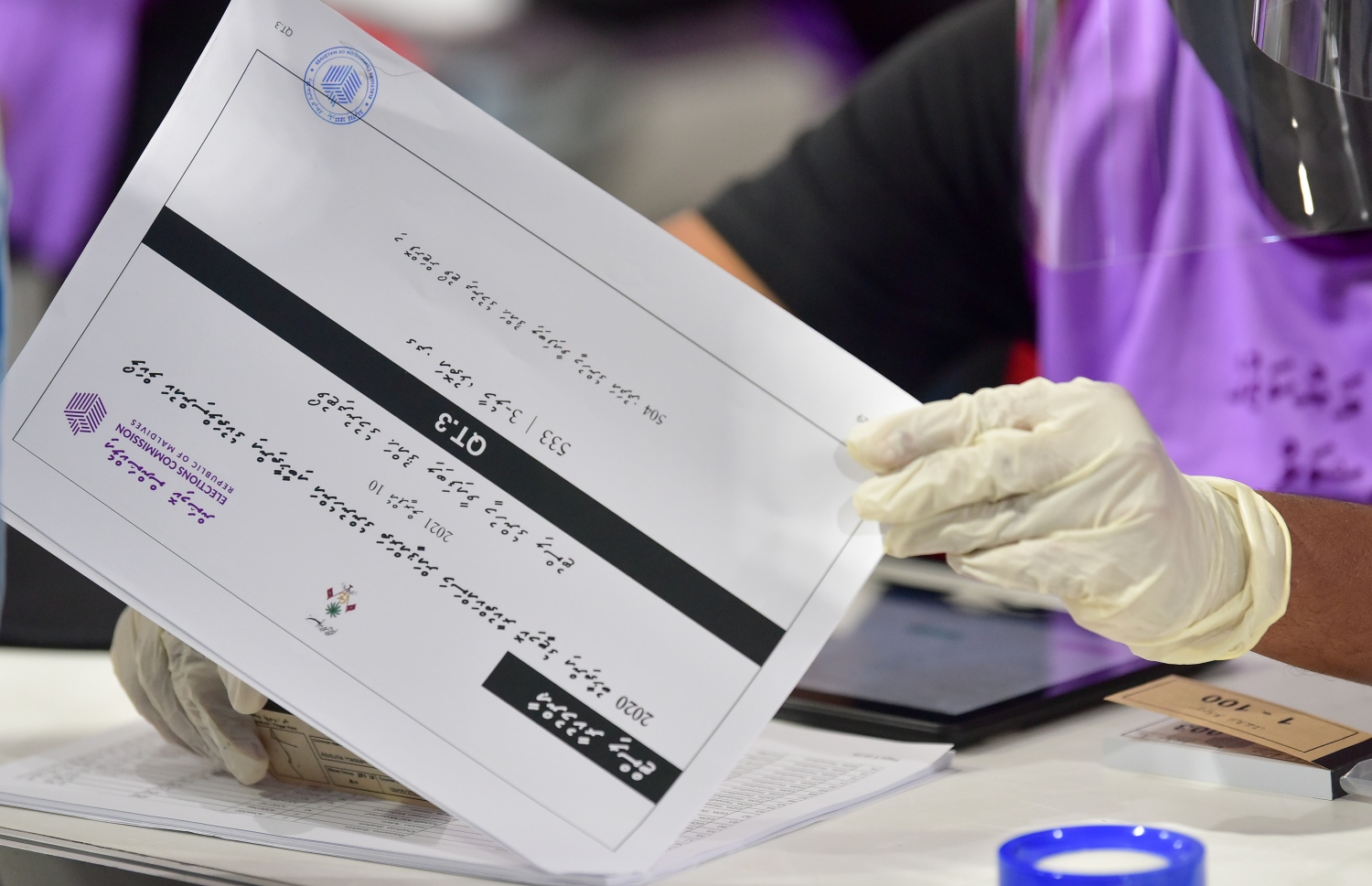 މާލެ: އޭޕްރިލް 10، 2021: އިންތިހާބުގައި ވޯޓުލުން ޗެކް ކުރުމަށް އޮފިޝަލުން ގެންގުޅޭ ބައެއް ކަރުދާސްތައް.---ފޮޓޯ: ނިޝާން އަލީ/މިހާރު