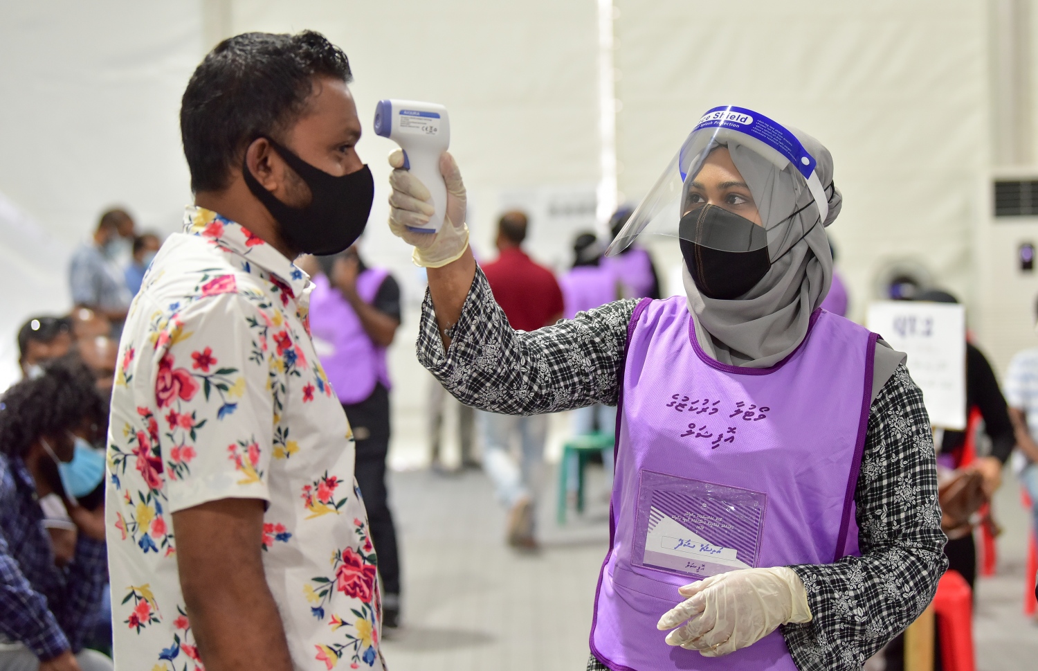 މާލެ: އޭޕްރިލް 10، 2021: މާލޭގައި ބަހައްޓާފައިވާ ވޯޓުފޮއްޓަކަށް ވޯޓުލާން ދިޔަ މީހެއްގެ ހުން ޗެކް ކުރަނީ.---ފޮޓޯ: ނިޝާން އަލީ/މިހާރު