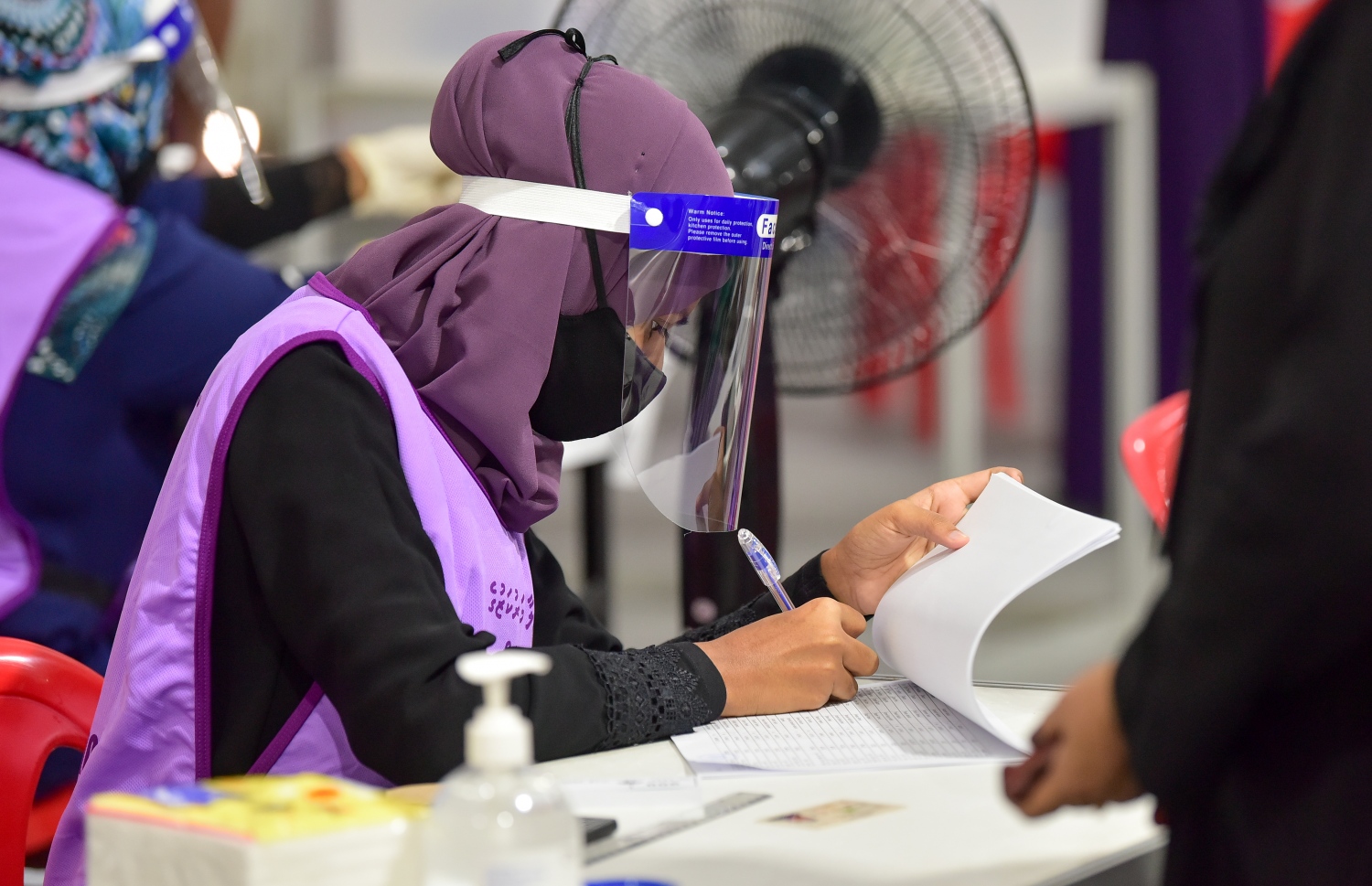 މާލެ: އޭޕްރިލް 10، 2021: އިންތިހާބުގައި ވޯޓުލާން ދިޔަ މީހެއްގެ ނަން ޗެކް ކުރަނީ.---ފޮޓޯ: ނިޝާން އަލީ/މިހާރު