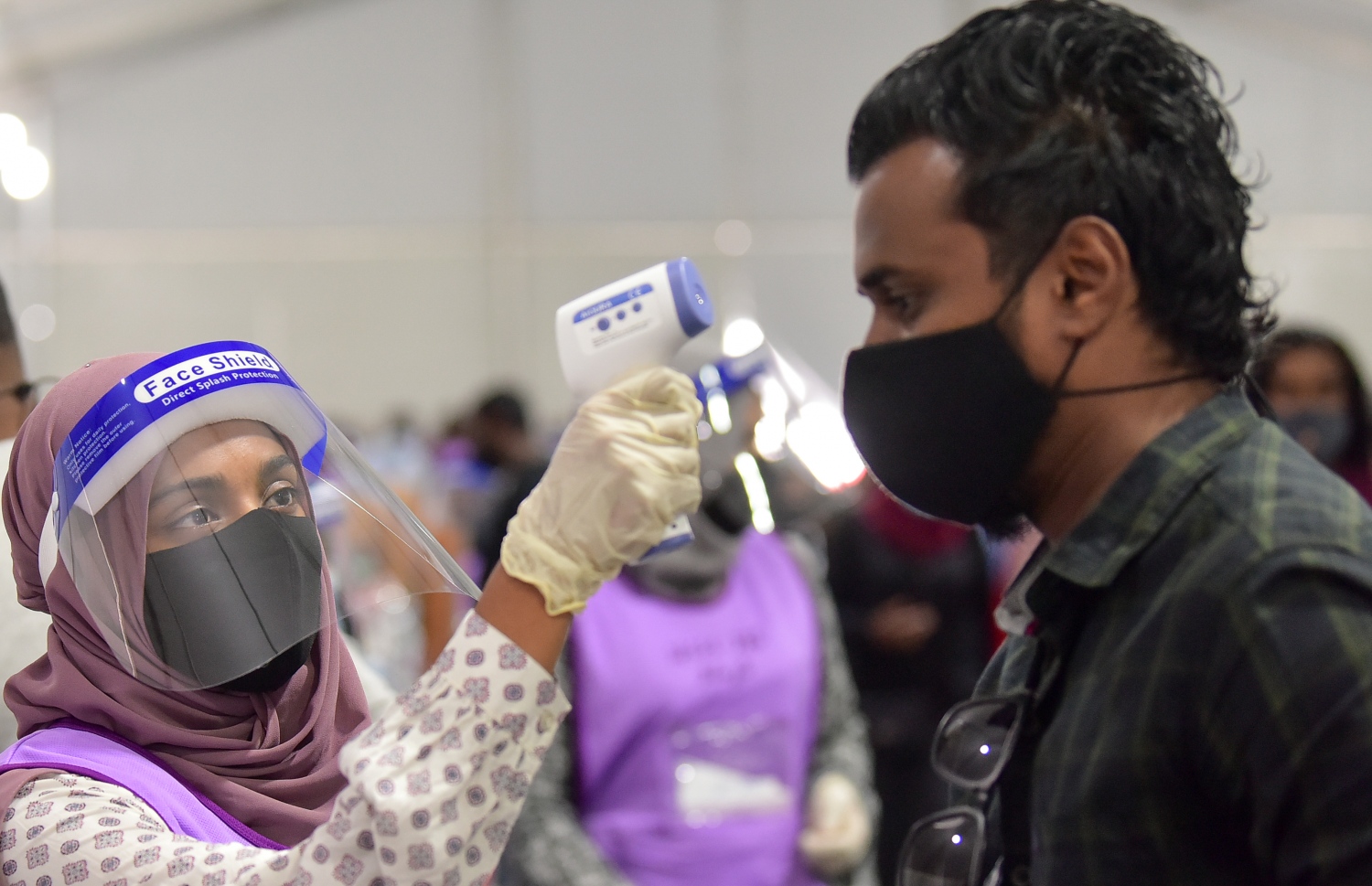 މާލެ: އޭޕްރިލް 10، 2021: މާލޭގައި ބަހައްޓާފައިވާ ވޯޓުފޮއްޓަކަށް ވޯޓުލާން ދިޔަ މީހެއްގެ ހުން ޗެކް ކުރަނީ.---ފޮޓޯ: ނިޝާން އަލީ/މިހާރު