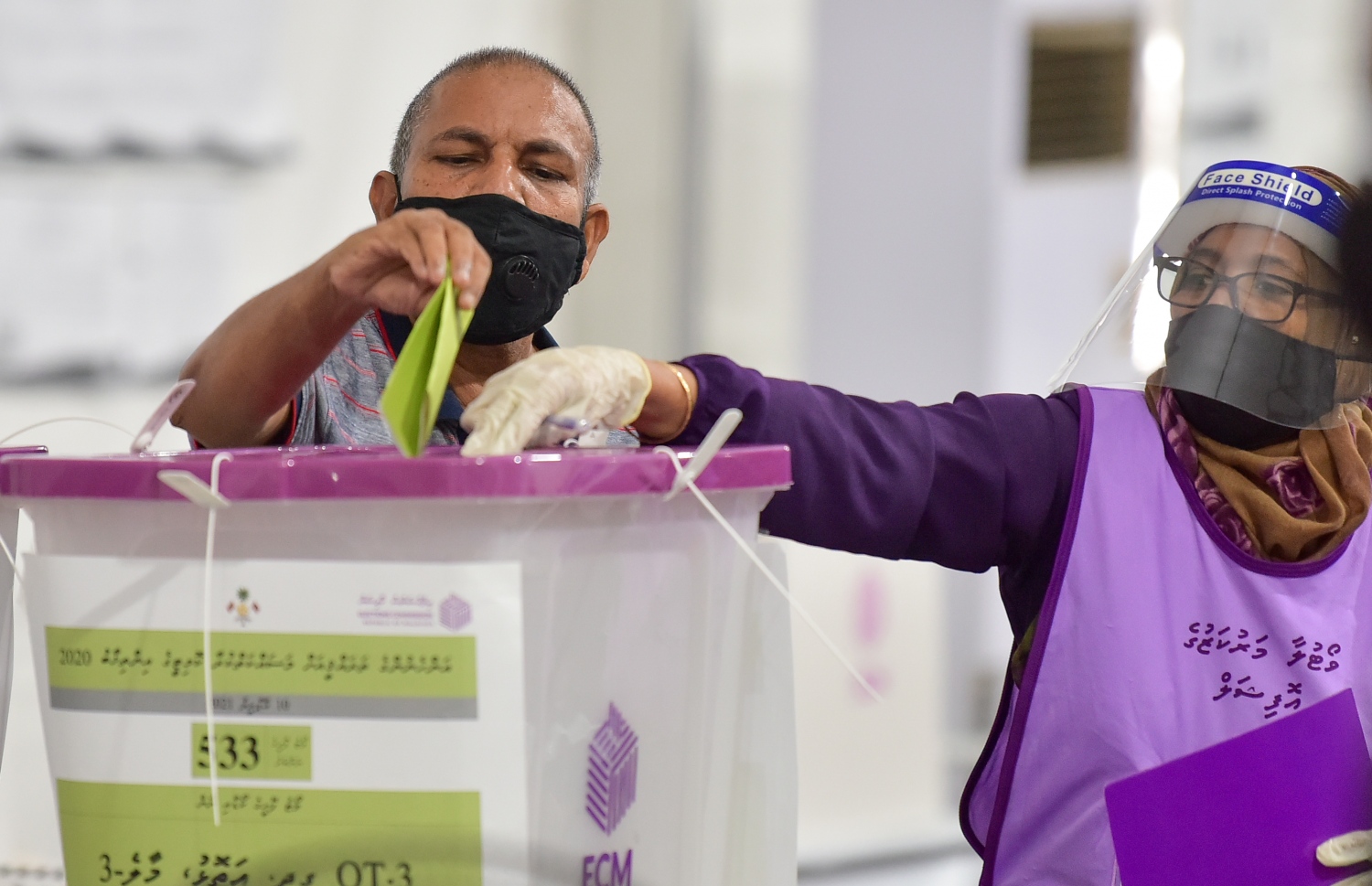 މާލެ: އޭޕްރިލް 10، 2021: މާލޭގައި ބަހައްޓާފައިވާ ވޯޓުފޮއްޓަކަށް މީހަކު ވޯޓުލަނީ.---ފޮޓޯ: ނިޝާން އަލީ/މިހާރު