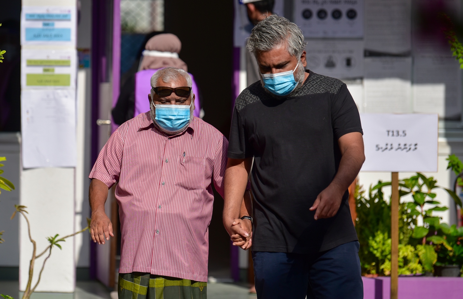 މާލެ: އޭޕްރިލް 10، 2021: މާލޭގައި ބަހައްޓާފައިވާ ވޯޓުފޮއްޓަކަށް ވޯޓުލުމަށްފަހު ބަޔަކު ނުކުންނަނީ.---ފޮޓޯ: ނިޝާން އަލީ/މިހާރު